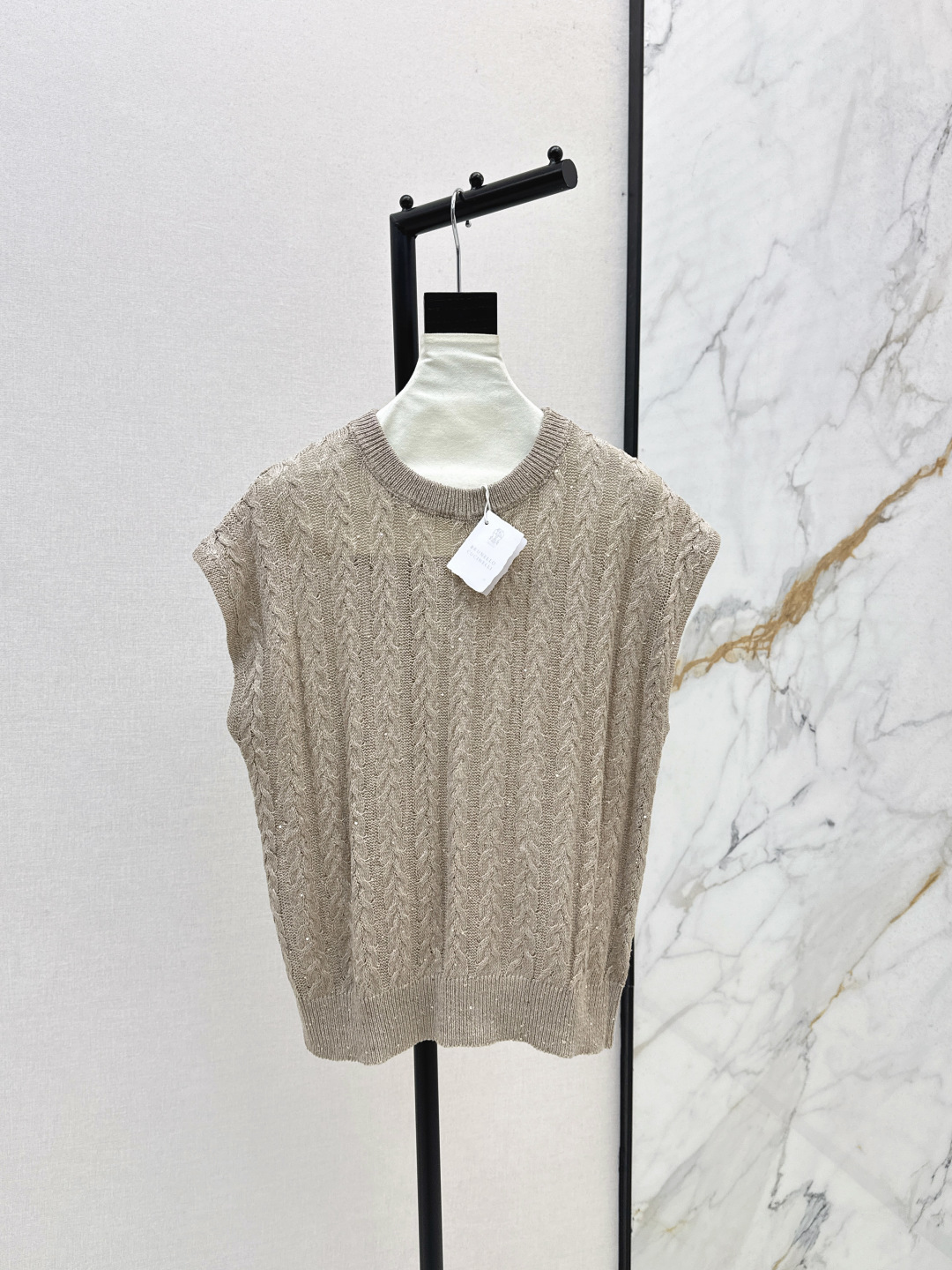 NO:497123,Exclusive model ~ Bc 25Ss———The latest high-end high-end series of autumn and winter, old-fashioned style, a series of high-spirited and elegant temperament, empty linen bead vest + sleeveless vest + V-neck cardigan, shining luxurious and low-key sense, lazy and comfortable atmosphere, minimalist old-fashioned style, imported linen yarn heavy industry, luxurious and mysterious and noble, imported yarn Swiss woven crafts, create a low-key and luxurious sense of high-end style, casual and elegant, classic and not picky, super slim, one-color development, spot-on sml sleeveless,,alexander wang19860909独家款～ Bc 25Ss————秋冬最新款高定系列老钱风穿搭一系列高智感优雅气质缕空亚麻珠片背心+无袖背心+V领开衫 闪耀奢华低调高级感 慵懒自在的氛围感 极简老钱风穿搭 进口亚麻纱线重工奢华神秘又高贵 进口纱线瑞士机织工艺 打造低调奢华的高级感 版型气质随性优雅 经典不挑人上身超显瘦 一色分开发 现货发售sml 无袖,,alexander wang,Women's clothing