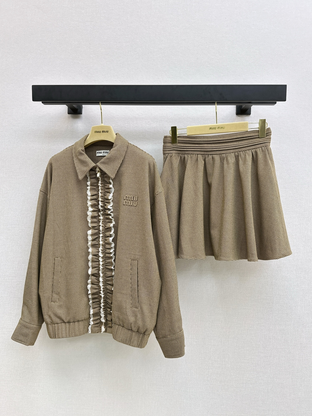 NO:498935,Miu 25Ss———The latest autumn and winter style Miao style wear suit contrasting lace coat + pleated skirt Imported houndstooth fabric with high-quality quality, oversized design highlights the slack posture, Mailard brown fine plaid, front zipper with symmetrical white lace decoration, contrasting colors attract more fashionable, rich layers, letter logo on the chest, exquisite and durable details highlight the brand style, sweet and age-reducing style, one set, one color is available in stock, sml, miumiu, versace, skirts, jackets & coats, alexander wang19860909Miu 25Ss————秋冬最新款减龄缪式穿搭套装撞色蕾丝花边外套+压褶半裙 进口千鸟格面料 品相高级 落肩廓形oversized设计凸显松弛姿态 身美拉德棕色细格纹 前襟拉链配合对称白色蕾丝花边装饰 撞色吸睛更时髦 层次丰富 胸前字母徽标 精致耐看的细节突出品牌格调 呈现甜美减龄风格 一套出 一色现货发售sml,,miumiu,versace,skirts,jackets & coats,alexander wang,Women's clothing