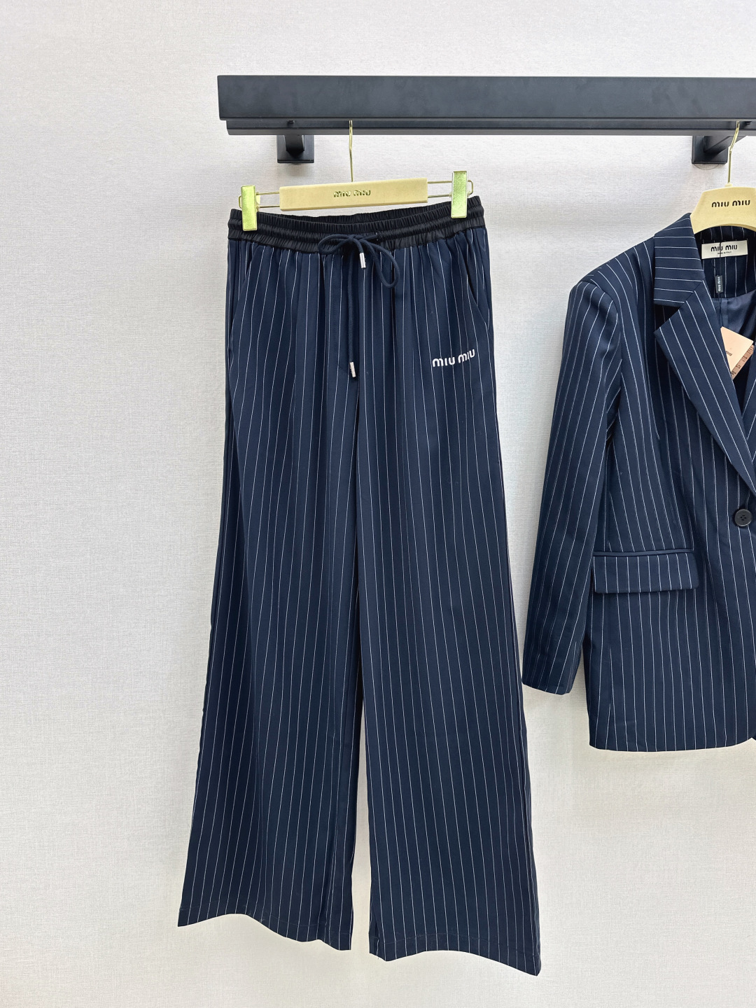 NO:498928,Miu 25Ss———The latest Miu style dressing fashion suit silhouette striped suit jacket + elastic waist straight pants Custom striped fabric The upper body is full of fashionable and high-end feeling with aura The fabric is very textured, fashionable and high-end, the color is super positive, the upper body looks white and slim, the classic series with a cool and handsome feeling. Walking with a style, the upper body is fully open, the length is just right, easy to control, one color is developed, sml long,,miumiu, jackets & coats, business suit, alexander wang19860909Miu 25Ss————秋冬最新款缪式穿搭时髦套装廓形条纹西装外套+松紧腰直筒裤 定制条纹面料 上身就是满满的时髦高级感自带气场 面料质感很奈斯 时髦又高级 颜色超级正 上身显白又显瘦 自带酷帅感的经典系列 走路都带风 上身气场全开 长度恰到好处 轻松驾驭 一色分开发 现货发售sml长,,miumiu,jackets & coats,business suit,alexander wang,Women's clothing