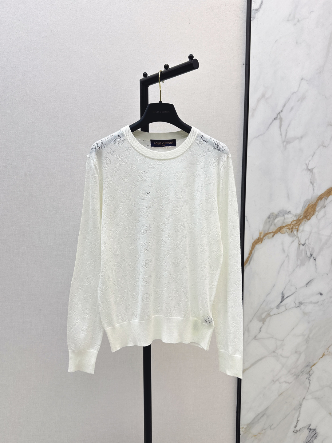 NO:498914,L Home 25Ss———The latest Monogram presbyterian pattern knitted round neck sweater 18-needle Swiss machine heavy industry positioning and empty inlay technology runs through fashionable and high-end sense. 100% wool yarn texture is excellent. Aging-reducing temperament is classic style and fashionable and high-end. White and rich beauty must be included. Don’t pick on people and look huge and slim. Highly recommended items. Three-color spot sml,,louis vuitton,sweaters,alexander wang19860909L家 25Ss————秋冬最新款Monogram老花图案针织圆领毛衣18针瑞士机重工定位缕空嵌花工艺贯穿时髦高级感 百分百羊毛纱线质感超赞 减龄气质经典版型时髦又高级 白富美必入 不挑人上身巨显瘦 强烈推荐单品 三色现货发售sml,,louis vuitton,sweaters,alexander wang,Women's clothing