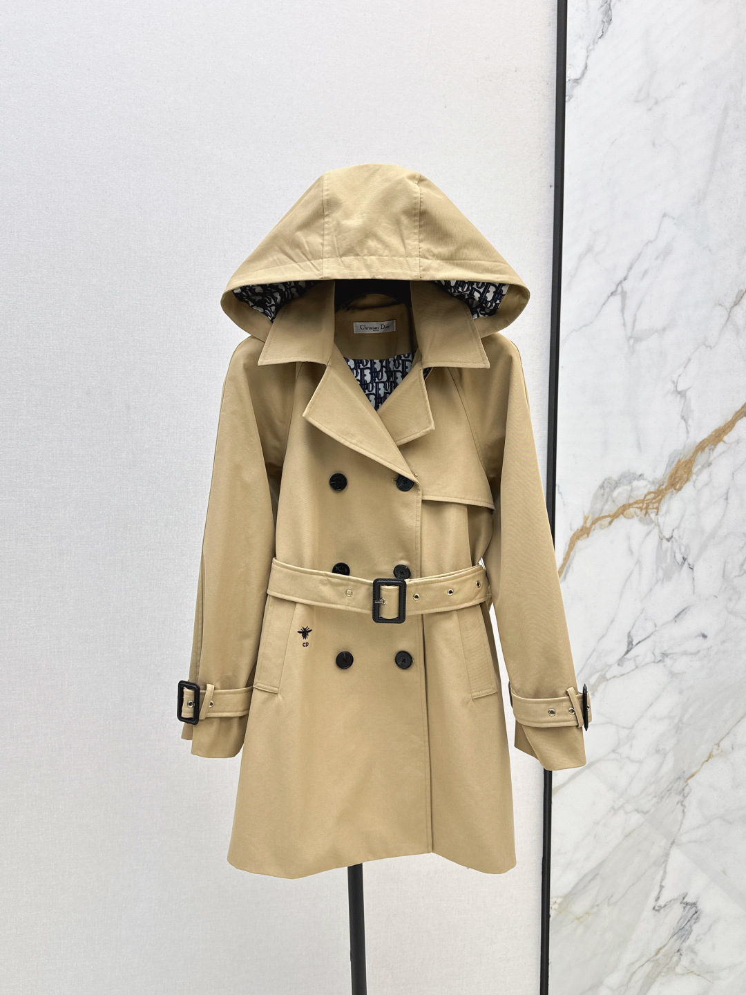 NO:498901,CD 25Ss————The latest lapel belt windbreaker jacket custom imported windbreaker fabric, crisp and stylish, high-quality texture, double rows of front buttons and single-side shawl decoration, enhance the sense of layering of clothes, belt design outlines the graceful figure, the inside is covered with iconic presbyterian letters to create an elegant outline, a fashionable and practical monsoon changer, a charming and British elegant dressing, two colors are on sale in stock, sml, jackets & coats, shawls, alexander wang19860909CD 25Ss————秋冬最新款翻领腰带风衣外套定制进口风衣面料 挺括有型 质感高级 前襟钮扣双排与单侧披肩装饰两两呼应 提升衣服层次感 腰带设计勾勒曼妙身形 内里满铺标志性老花字母衬布 打造优雅的轮廓 时尚与实用兼备的换季风衣 穿搭气质魅力英伦优雅 两色现货发售sml,,jackets & coats,shawls,alexander wang,Women's clothing