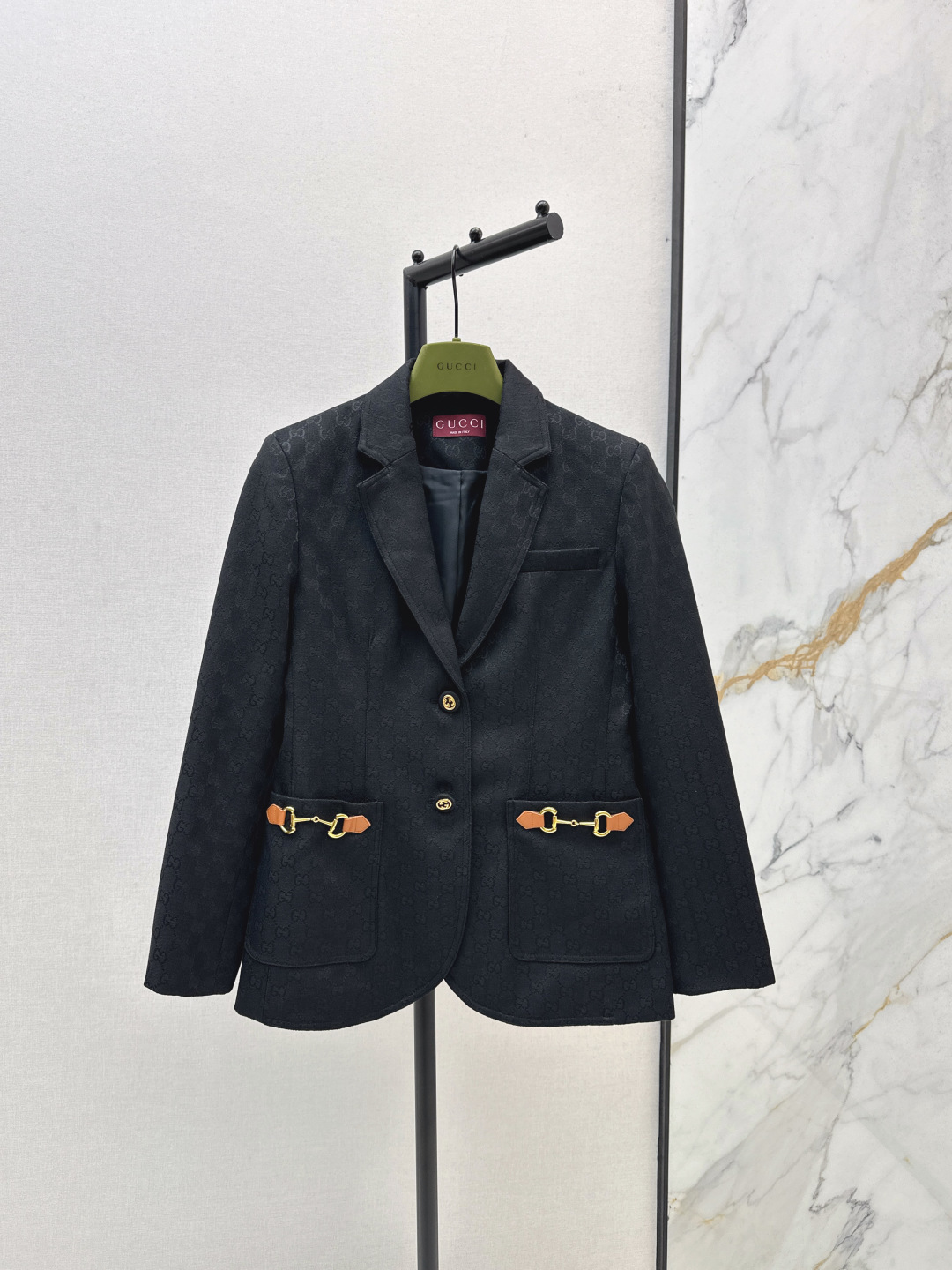 NO:498876,Gu 25Ss————The latest lapel jacquard suit jacket custom-made imported jacquard fabric with high-quality texture, crisp and stylish lapel front shoulder suit jacket style, gun wrench collar with letter placket adjustment, simple and atmospheric cut, double G jacquard fabric with classic horseshoe buckle decorative pocket, showing the charm of Kochi old money, two colors are available for sale in stock,, jackets & coats, business suit, alexander wang19860909Gu 25Ss————秋冬最新款翻领提花西装外套定制进口提花面料质感高级 挺括有型 翻领正肩西装外套版型 枪驳领配字母襟扣调节 裁剪简约大气 双G提花面料搭配经典马蹄扣装饰口袋 展现高知老钱风姿 两色现货发售sml,,jackets & coats,business suit,alexander wang,Women's clothing