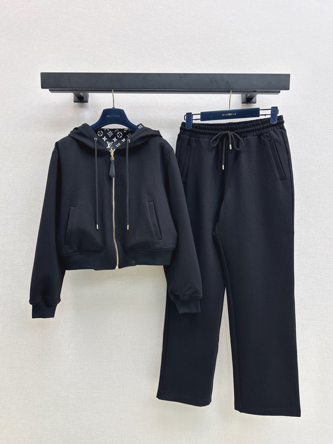 NO:498927,Double-sided wearable L Home 25Ss———The latest classic casual suit for autumn and winter, double-sided wearable hooded jacket + elastic waist casual pants. Sweatshirt fabric is comfortable and breathable. Clever and stylish. Hooded zipper jacket is cut. Fashionable and casual. The chest is decorated with an iconic letter logo. Rich visual effect is more fashionable. The loose silhouette makes it look slim and adds vitality. A set of two colors is available for sale in stock. Sml, louis vuitton, hoodie, sweatshirts, jackets & coats, hats, alexander wang19860909双面可穿 L家 25Ss———秋冬最新款经典休闲套装双面可穿连帽外套+松紧腰休闲裤 卫衣面料舒适透气 挺括有型 连帽拉链外套裁剪 时髦休闲 胸前饰以标志性字母徽标 丰富视觉效果更显时髦 廓形宽松版型显瘦增添活力 一套出 两色现货发售sml,,louis vuitton,hoodie,sweatshirts,jackets & coats,hats,alexander wang,Women's clothing