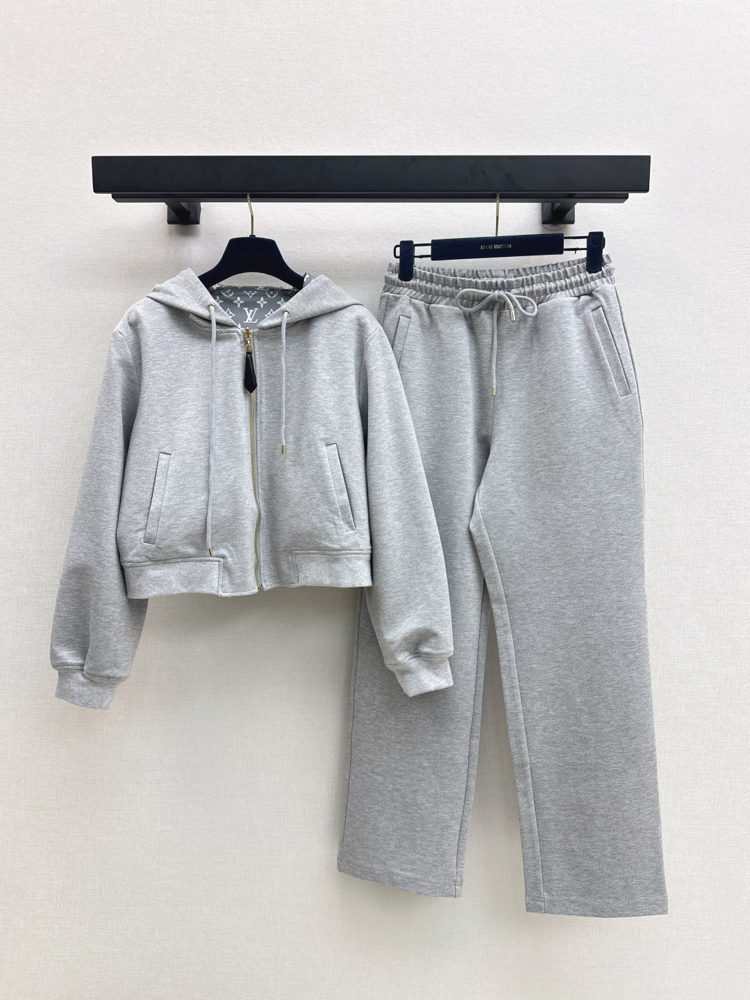 NO:498919,Double-sided wearable L Home 25Ss———The latest classic casual suit for autumn and winter, double-sided wearable hooded jacket + elastic waist casual pants. Sweatshirt fabric is comfortable and breathable. Clever and stylish. Hooded zipper jacket is cut. Fashionable and casual. The chest is decorated with an iconic letter logo. Rich visual effect is more fashionable. The loose silhouette makes it look slim and adds vitality. A set of two colors is available for sale in stock. Sml, louis vuitton, hoodie, sweatshirts, jackets & coats, hats, alexander wang19860909双面可穿 L家 25Ss———秋冬最新款经典休闲套装双面可穿连帽外套+松紧腰休闲裤 卫衣面料舒适透气 挺括有型 连帽拉链外套裁剪 时髦休闲 胸前饰以标志性字母徽标 丰富视觉效果更显时髦 廓形宽松版型显瘦增添活力 一套出 两色现货发售sml,,louis vuitton,hoodie,sweatshirts,jackets & coats,hats,alexander wang,Women's clothing