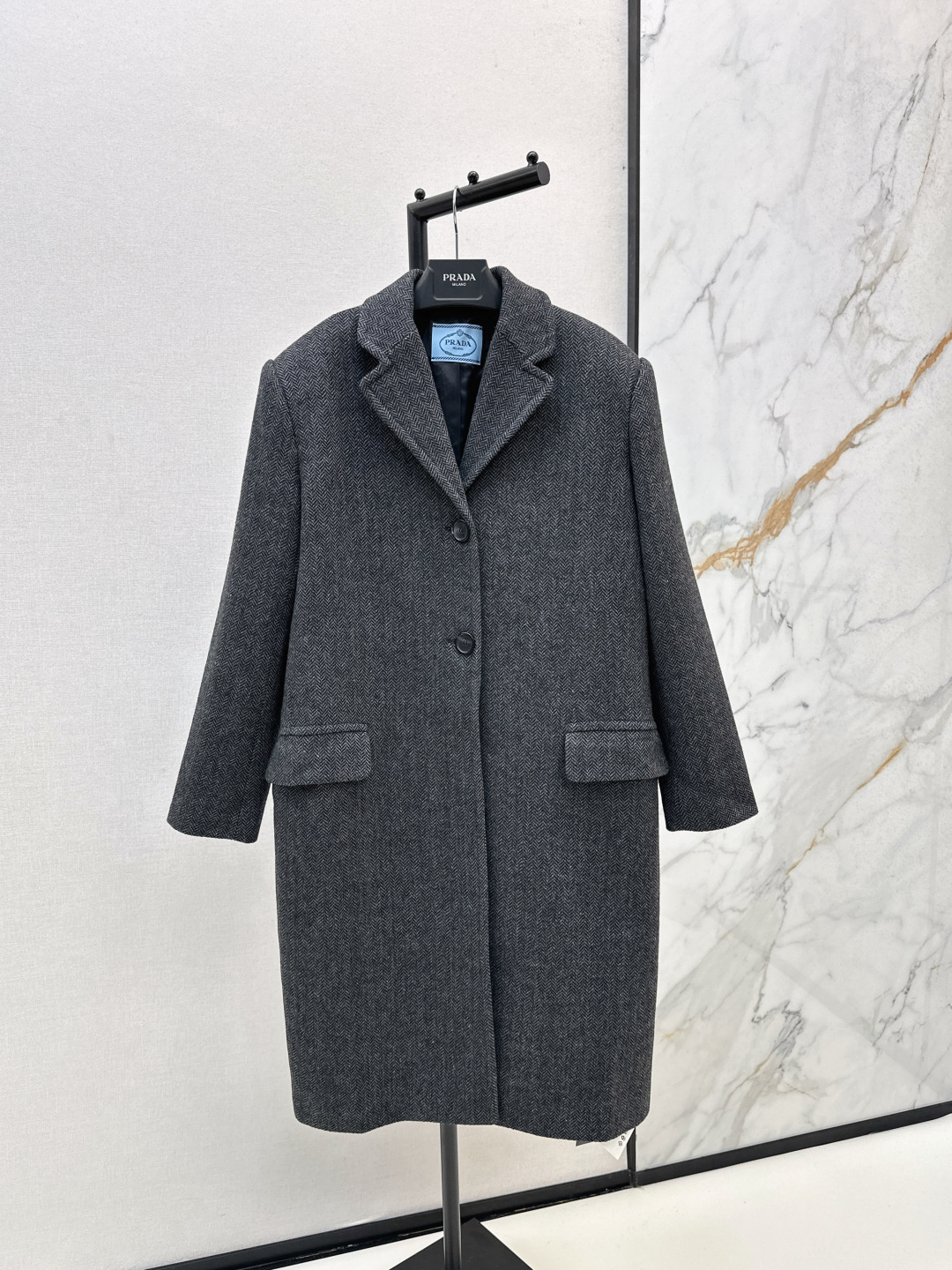 NO:498913,With dust bag PD 25Ss————The latest autumn and winter style front shoulder lapel long coat custom made of 100% wool material, excellent texture and quality. Long lapel woolen coat is decorated with single rows and double round buttons. The atmosphere is fashionable and high-end. Classic gray-black calm and versatile. The adaptive style is unlimited. Straight H-style, modifying and inclusive figure. High-end relaxing. Full of autumn and winter aura. One-color spot sml,,alexander wang19860909配防尘袋PD 25Ss————秋冬最新款正肩翻领长款大衣定制百分百羊毛材质 质感品相绝佳 长款翻领毛呢大衣 饰以单排双颗大圆纽扣点缀 氛围时髦而高级 经典灰黑色沉稳百搭 适配风格毫不受限 直筒H版型 修饰包容身材 高级松弛 秋冬气场十足 一色现货发售sml,,alexander wang,Women's clothing