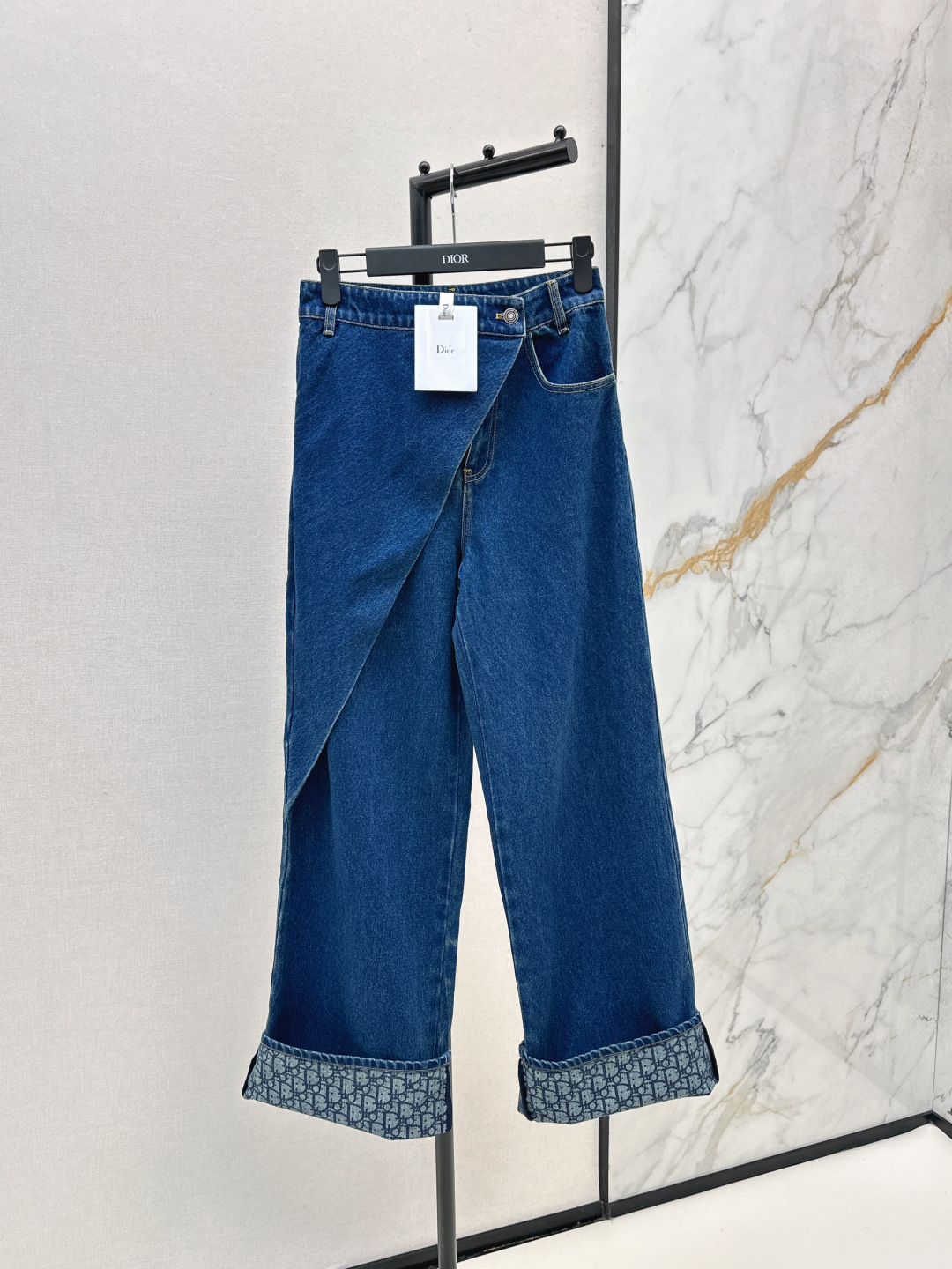 NO:498907,CD 25Ss———The latest autumn and winter style design of old-fashioned wash water straight jeans original custom retro original color blue washing process is high-end and fashionable. A must-have for the wardrobe. A must-have classic straight trousers that are shaped like a big slim upper body. Mom has long legs. Casual and fashionable handsome items. Imported denim fabric enzyme washing process. Extra points for the inner logo printing details. One-color spot sml, jeans, alexander wang.19860909CD 25Ss————秋冬最新款搭片设计老花洗水直筒牛仔裤原版定制复古原色蓝洗水工艺高级又时髦 衣橱必备的万年搭 每年必出的经典直筒裤形上身巨显瘦 妈生大长腿 休闲时髦的帅气单品 进口牛仔面料酵素洗水工艺 内里logo印花细节加分 一色现货发售sml,,jeans,alexander wang,Women's clothing