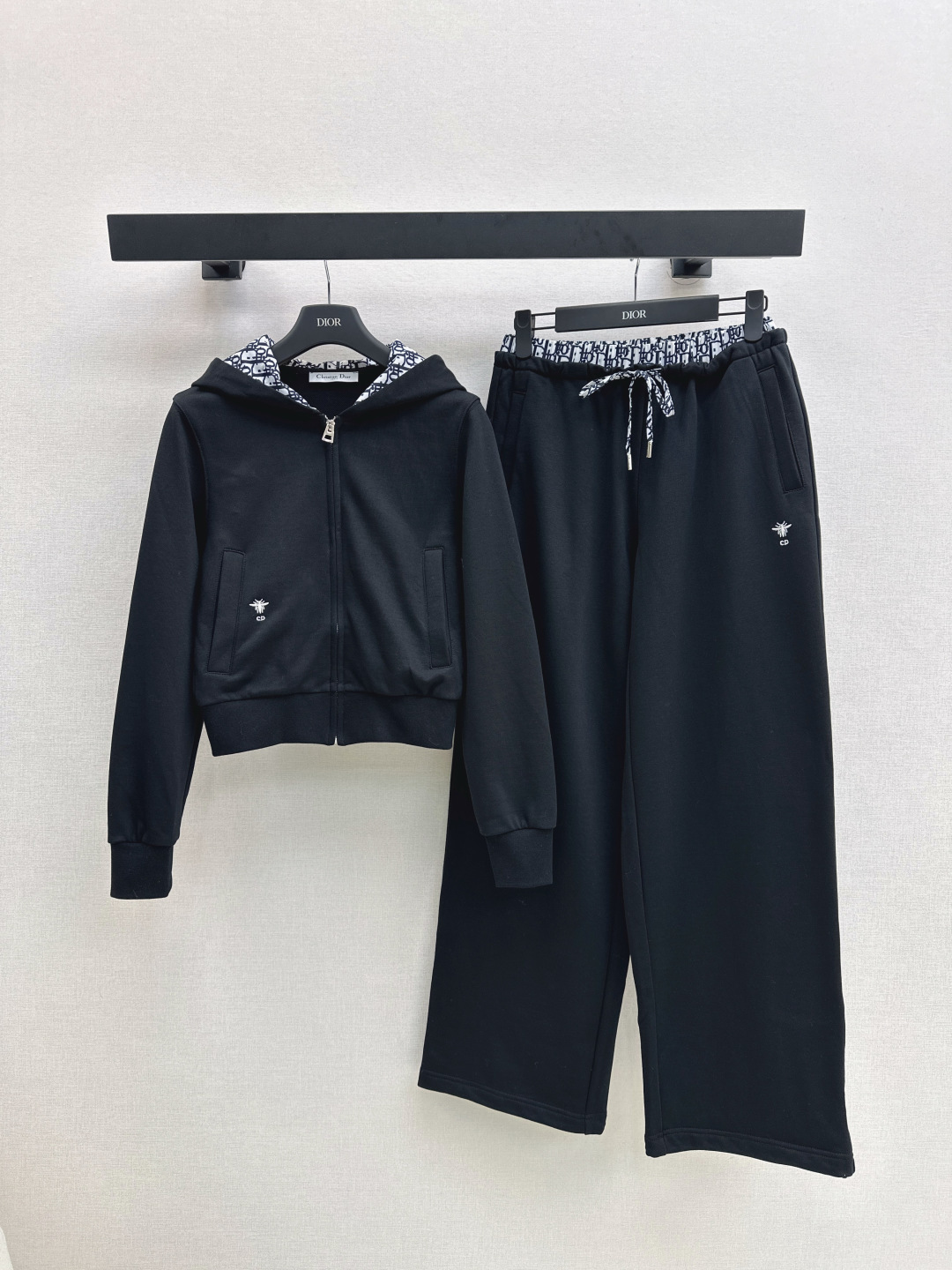 NO:498900,CD 25Ss———The latest classic casual suit hooded jacket + elastic waist casual pants. The sweatshirt fabric is comfortable and breathable. The hooded zipper jacket is cut. Fashionable and casual. The chest is decorated with an iconic letter logo. The rich visual effect is more fashionable. The loose silhouette makes it look slim and adds vitality. One set is available in stock. SML, hoodie, sweatshirts, jackets & coats,hats,alexander wang19860909CD 25Ss———秋冬最新款经典休闲套装连帽外套+松紧腰休闲裤 卫衣面料舒适透气 挺括有型 连帽拉链外套裁剪 时髦休闲 胸前饰以标志性字母徽标 丰富视觉效果更显时髦 廓形宽松版型显瘦增添活力 一套出 一色现货发售sml,,hoodie,sweatshirts,jackets & coats,hats,alexander wang,Women's clothing