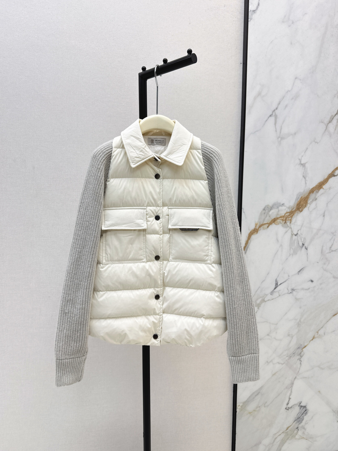 NO:498893,With dust bag Bc 25Ss———The latest knitted sleeve spliced ​​lapel down jacket in autumn and winter. The splicing design is super ingenious. The collision between down and knitted. White goose filling. Warm and texture. Off-white. Brown-toned retro. Both colors are very versatile. Easy to adapt to different styles. It is correct to choose it in autumn and winter. Two colors are on sale. SML,, jackets & coats, down jacket, alexander wang19860909配防尘袋Bc 25Ss————秋冬最新款针织袖拼接翻领羽绒外套 拼接设计超有巧思 羽绒与针织的碰撞 白鹅充填 保暖又显质感 米白色 棕调复古 两种颜色都很百搭 轻松适配不同风格 秋冬穿搭选它准没错～ 两色现货发售sml,,jackets & coats,down jacket,alexander wang,Women's clothing