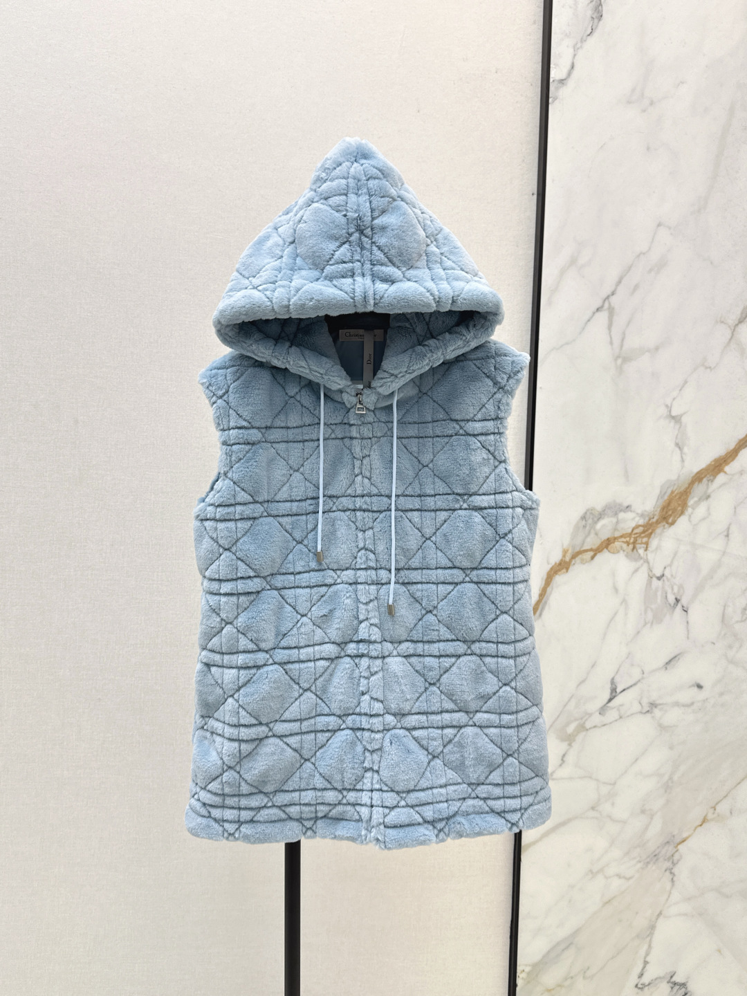 NO:498874,Winter is about to be fluffy and warm. CD 25Ss———The latest environmentally friendly imitation mink hooded vest jacket in autumn and winter. The classic plaid pattern is super good-looking. The fluff is light and dense. The texture is soft and elastic imitation mink fabric. The upper body is very warm and the touch is also very comfortable and smooth. The important thing is to hide the meat and make it look petite. The same color is available for sale in stock. Jackets & coats,hats,alexander wang19860909冬天就是要毛绒绒的温暖 CD 25Ss————秋冬最新款环保仿貂绒连帽马甲外套 经典戴妃格纹超好看 选用了绒毛轻盈密实 质感软糯有弹性的仿貂绒面料 上身非常保暖 触感也很舒服柔顺 重要是藏肉显娇小 一色现货发售sml,,jackets & coats,hats,alexander wang,Women's clothing
