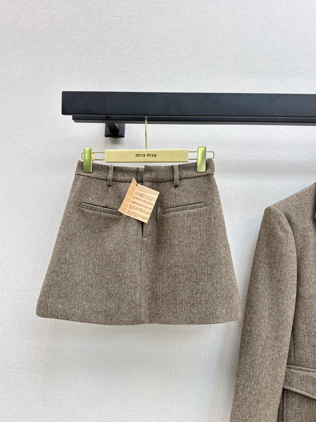 NO:499016,Fashionable and exquisite Miu 25Ss———The latest Miu style wear herringbone suit in autumn and winter, three-pocket decorative suit jacket + A-line skirt, a super temperamental combination, easy to get to the most fashionable feeling, full of high-end feeling, high-end artifact, pleated hips and waist to show long legs, it looks good to wear separately, herringbone wool fabric is also very high-end, one color is found to be sold separately, sml skirt,,miumiu, skirts, jackets & coats, business suit, alexander wang19860909时髦精致 Miu 25Ss————秋冬最新款缪系穿搭人字纹套装 三口袋装饰西装外套+A字半裙 超显气质的一套搭配 轻松Get到最in的时髦感 上身高级感满满 显高神器 褶胯收腰显腿长 分开穿同样好看 人字纹羊毛面料也很高级 一色分开发现货发售sml 半裙,,miumiu,skirts,jackets & coats,business suit,alexander wang,Women's clothing