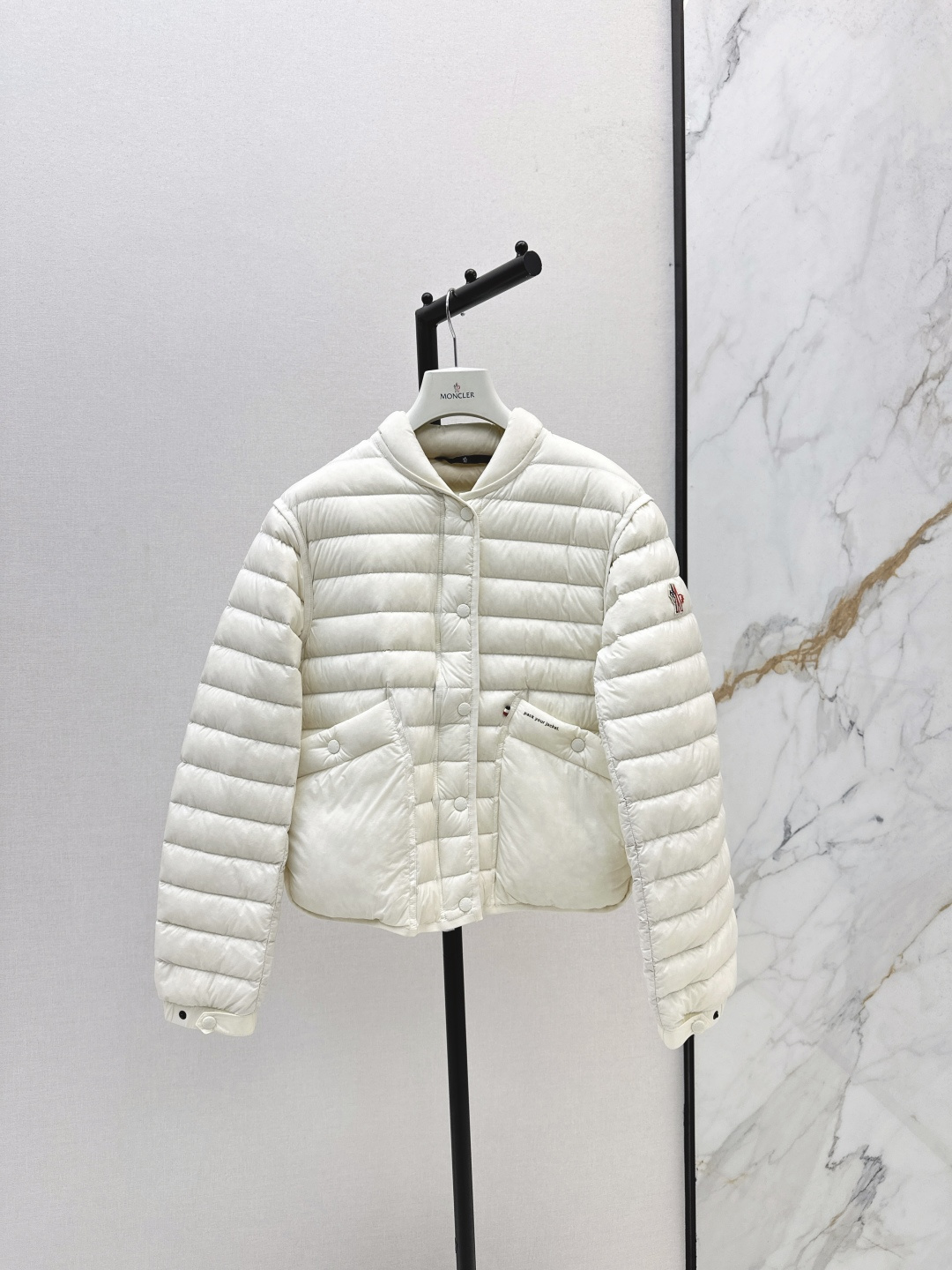 NO:499614,With dust bag Mc 25Ss————The latest autumn and winter stand-up collar short down jacket, customized imported windproof and environmentally friendly recycled nylon material, its craftsmanship restores, waterproof and windproof and cold protection, white goose down velvet filling inner, the whole piece is light and warm, snap placket, small stand-alone collar design, classic rectangular bar embossing treatment, changeable outfit, iconic obvious logo embellishment on the outside of the arm, showing a low-key and high-end feeling, large-capacity pocket design, practical to keep warm, exquisite details can successfully get rid of dullness, integrating warmth and fashionable, two colors 1/2/3/4,, jackets & coats, down jacket, alexander wang19860909配防尘袋Mc 25Ss————秋冬最新款立领小短款羽绒服外套 定制进口防风环保再生尼龙材质 其工艺还原 具备尼龙的防水防风御寒功能 白鹅绒填充内里 整件轻盈保暖 按扣开襟 小立领设计 经典长方条形压纹处理 穿搭造型多变 手臂外侧标志性明显徽标点缀 彰显低调高级感 大容量插兜口袋设计御寒实用 精致细节就能成功摆脱沉闷 集保暖与时髦一体 两色1/2/3/4,,jackets & coats,down jacket,alexander wang,Women's clothing