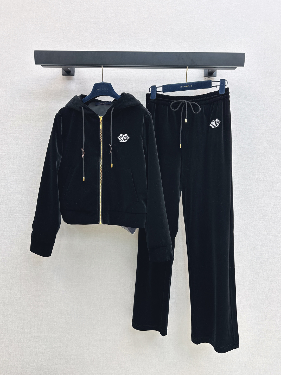 NO:499611,L Home 25Ss———The latest fashion velvet suit hooded casual jacket + elastic waist trousers Custom imported velvet material Texture gloss Zipper tilt adjustment Full of casual feel The fabric stickers on the chest are matched with letter logo Full of style Matched with the same series Straight wide-leg trousers at the waist trousers are elastic and elastic, stylish, simple and fashionable, easy to control every day commuting, one set, two colors are available for sale in stock, sml, louis vuitton, jackets & coats, hats, alexander wang19860909L家 25Ss————秋冬最新款时髦丝绒套装连帽休闲外套+松紧腰长裤 定制进口丝绒材质 质感光泽 拉链开襟调节 休闲感十足 胸前布贴配字母徽标 格调十足 搭配同系列直筒阔腿长裤 腰间裤脚弹力松紧有度 穿搭有型 简约不失时尚感 日常通勤都能轻松驾驭 一套出 两色现货发售sml,,louis vuitton,jackets & coats,hats,alexander wang,Women's clothing