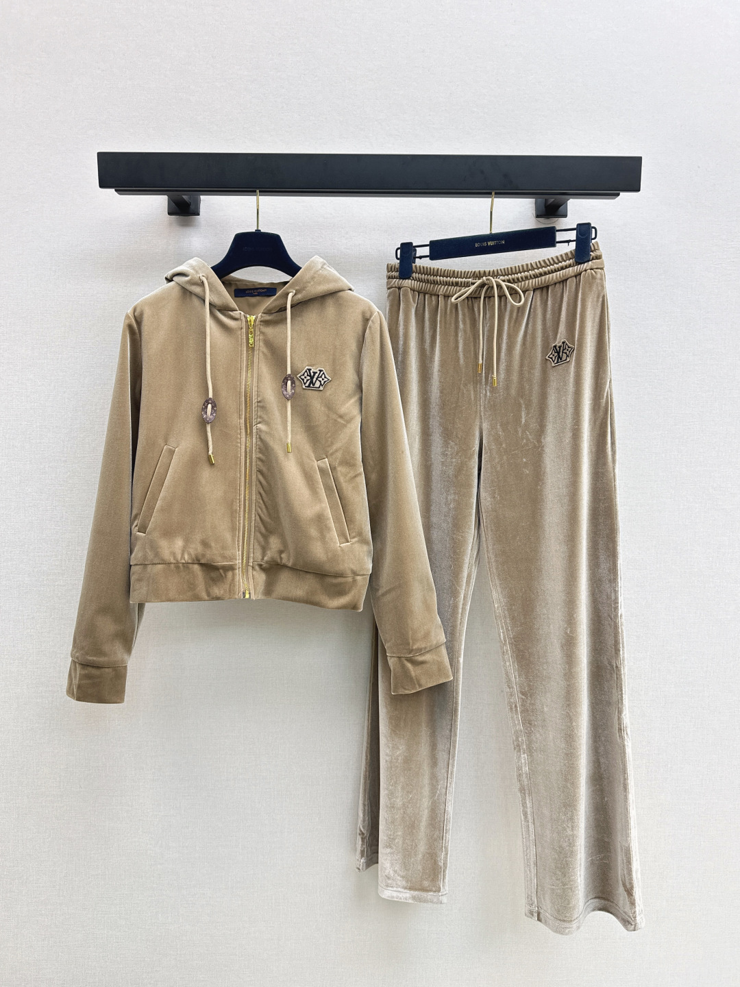 NO:499609,L Home 25Ss———The latest fashion velvet suit hooded casual jacket + elastic waist trousers Custom imported velvet material Texture gloss Zipper tilt adjustment Full of casual feel The fabric stickers on the chest are matched with letter logo Full of style Matched with the same series Straight wide-leg trousers at the waist trousers are elastic and elastic, stylish, simple and fashionable, easy to control every day commuting, one set, two colors are available for sale in stock, sml, louis vuitton, jackets & coats, hats, alexander wang19860909L家 25Ss————秋冬最新款时髦丝绒套装连帽休闲外套+松紧腰长裤 定制进口丝绒材质 质感光泽 拉链开襟调节 休闲感十足 胸前布贴配字母徽标 格调十足 搭配同系列直筒阔腿长裤 腰间裤脚弹力松紧有度 穿搭有型 简约不失时尚感 日常通勤都能轻松驾驭 一套出 两色现货发售sml,,louis vuitton,jackets & coats,hats,alexander wang,Women's clothing