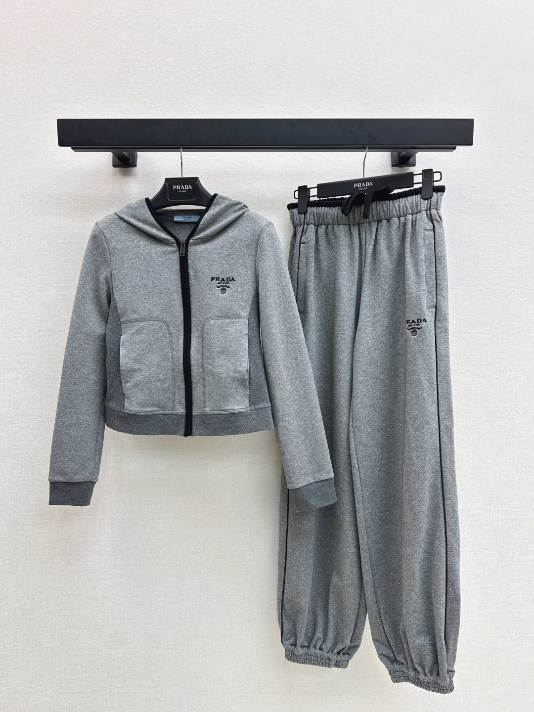 NO:499605,PD 25Ss———The latest classic casual suit hooded jacket + elastic waist casual pants in autumn and winter. The sweatshirt fabric is comfortable and breathable. The hooded zipper jacket is cut. Fashionable and casual. The chest is decorated with an iconic letter logo. The rich visual effect is more fashionable. The loose silhouette makes it look slim and adds vitality. One set is available in two colors. SML, hoodie, sweatshirts, jackets & coats,hats,alexander wang.19860909PD 25Ss———秋冬最新款经典休闲套装连帽外套+松紧腰休闲裤 卫衣面料舒适透气 挺括有型 连帽拉链外套裁剪 时髦休闲 胸前饰以标志性字母徽标 丰富视觉效果更显时髦 廓形宽松版型显瘦增添活力 一套出 两色现货发售sml,,hoodie,sweatshirts,jackets & coats,hats,alexander wang,Women's clothing