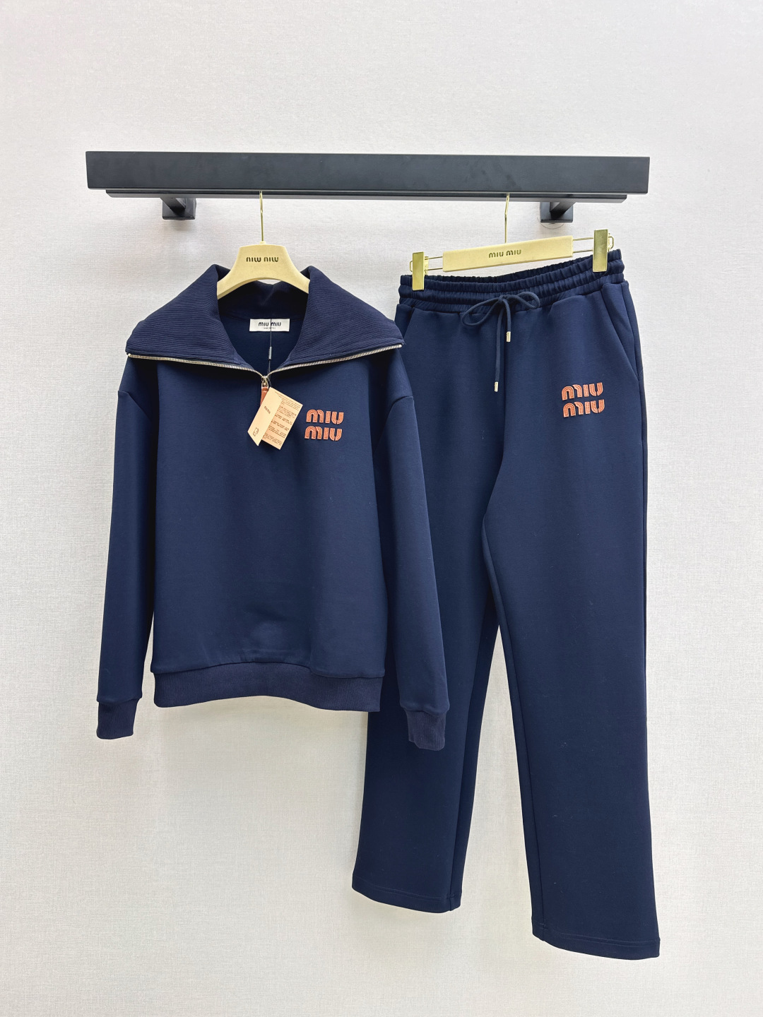 NO:499627,Miu 25Ss———The latest classic casual suit for autumn and winter. Half-paced lapel sweatshirt + elastic waist casual pants. The sweatshirt fabric is comfortable and breathable. Clever and stylish. Hooded zipper jacket cut. Fashionable and casual. The chest is decorated with iconic letter logo. Rich visual effect makes it more fashionable. The loose silhouette makes it look slim and add vitality. One set. Two colors are available for sale in stock. SML, miumiu, hoodie, sweatshirts, jackets & coats, hats, alexander wang.19860909Miu 25Ss———秋冬最新款经典休闲套装 半开襟翻领卫衣+松紧腰休闲裤 卫衣面料舒适透气 挺括有型 连帽拉链外套裁剪 时髦休闲 胸前饰以标志性字母徽标 丰富视觉效果更显时髦 廓形宽松版型显瘦增添活力 一套出 两色现货发售sml,,miumiu,hoodie,sweatshirts,jackets & coats,hats,alexander wang,Women's clothing