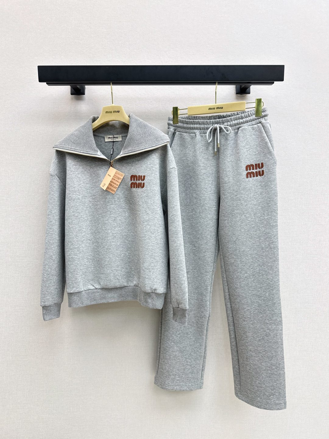 NO:499623,Miu 25Ss———The latest classic casual suit for autumn and winter. Half-paced lapel sweatshirt + elastic waist casual pants. The sweatshirt fabric is comfortable and breathable. Clever and stylish. Hooded zipper jacket cut. Fashionable and casual. The chest is decorated with iconic letter logo. Rich visual effect makes it more fashionable. The loose silhouette makes it look slim and add vitality. One set. Two colors are available for sale in stock. SML, miumiu, hoodie, sweatshirts, jackets & coats, hats, alexander wang.19860909Miu 25Ss———秋冬最新款经典休闲套装 半开襟翻领卫衣+松紧腰休闲裤 卫衣面料舒适透气 挺括有型 连帽拉链外套裁剪 时髦休闲 胸前饰以标志性字母徽标 丰富视觉效果更显时髦 廓形宽松版型显瘦增添活力 一套出 两色现货发售sml,,miumiu,hoodie,sweatshirts,jackets & coats,hats,alexander wang,Women's clothing