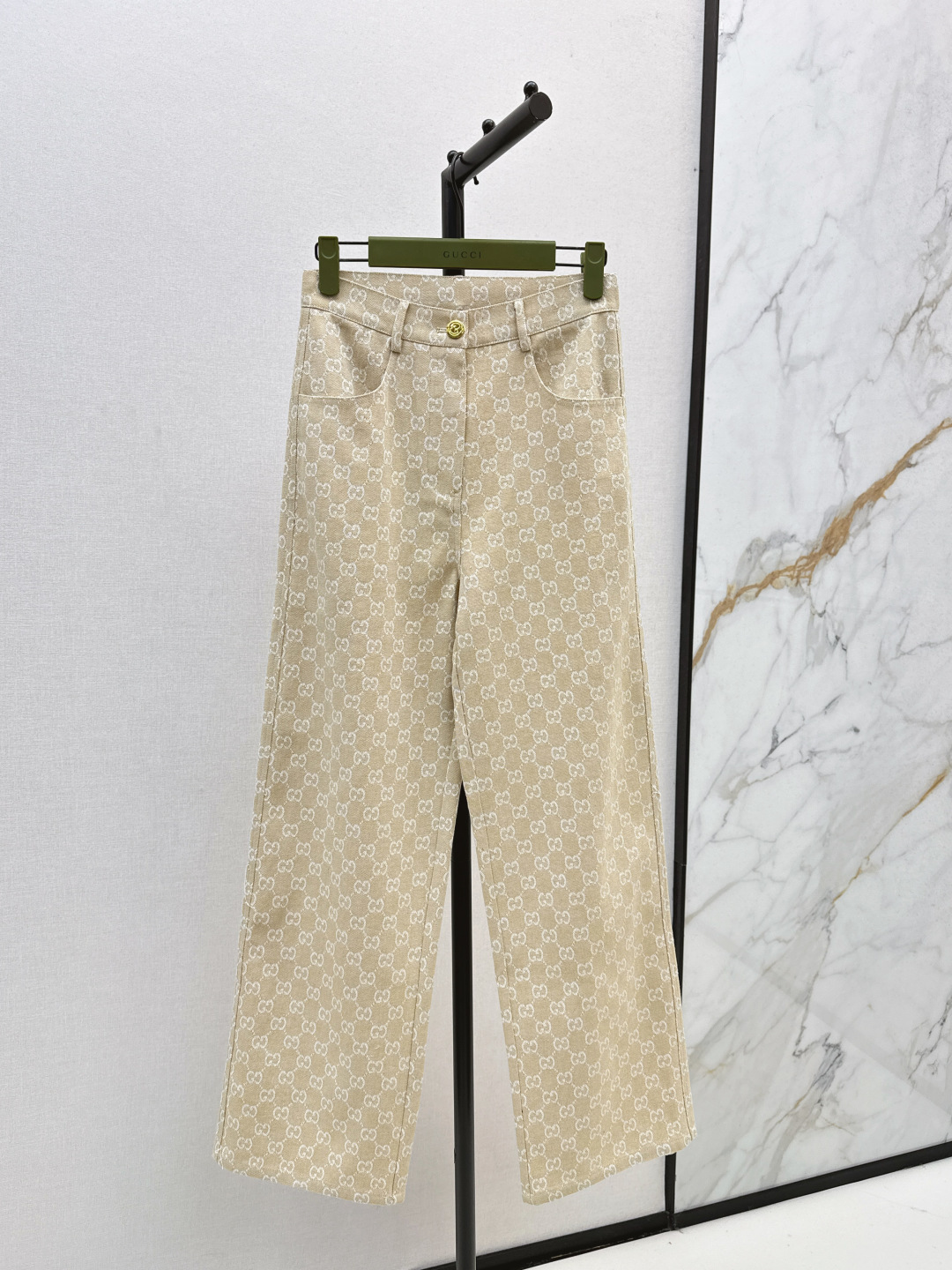 NO:499621,Gu 25Ss———The latest classic gg jacquard pattern set loose shirt + straight jeans Classic gg jacquard fabric The whole piece is three-dimensional tailored, all-round exquisite and beautiful inside and outside. Celebrity outfits Super cover flesh to make it look slimming on the upper body Super pulling leg proportions Simple and fashionable to create a fashionable and high-end feeling Everyday elegant and fashionable huge and versatile color is very beautiful The fabric is high-end and textured. Must have to go on dates and shopping. Two-color split development. SML is available in stock. Long, jeans,shirts,alexander wang19860909Gu 25Ss————秋冬最新款经典gg提花图案套装宽松衬衫+直筒牛仔裤 经典gg提花面料 整件立体剪裁 全方位精致做里里外外都好好看 明星穿搭 上身超级遮肉显瘦 超拉腿部比例 简简单单 穿出时髦的高级感 日常优雅又时髦巨百搭 颜色很好看 面料高级又有质感 约会逛街必备 两色分开发 现货发售sml 长,,jeans,shirts,alexander wang,Women's clothing