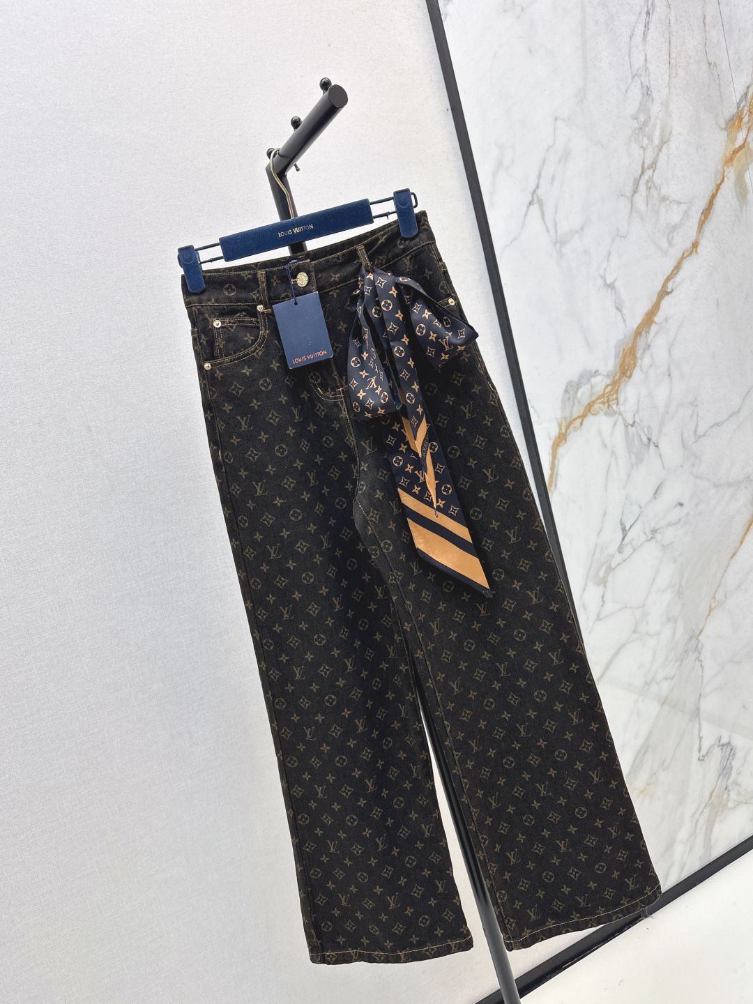 NO:499610,Recommended for the order L family 25Ss———The latest Romantique series denim suit MONOGRAM laser logo denim jacket jacket + scarf straight pants Classic fashionable and high-end original custom denim fabric Classic H-style versatile and not picky on people's upper body and make people look slim. Highly recommended casual temperament items Customized hardware accessories leather brands One-size-fitting development SML on sale, louis vuitton, jackets & coats, jackets & coats, alexander wang19860909爆单推荐 L家 25Ss————秋冬最新款Romantique系列牛仔套装MONOGRAM激光logo牛仔夹克外套+丝巾直筒裤 经典时髦又高级 原版定制丹宁牛仔面料 经典H版型百搭不挑人上身巨显瘦 强烈推荐休闲气质单品 定制五金配件皮牌 一色分开发 现货发售sml,,louis vuitton,jackets & coats,jackets & coats,alexander wang,Women's clothing