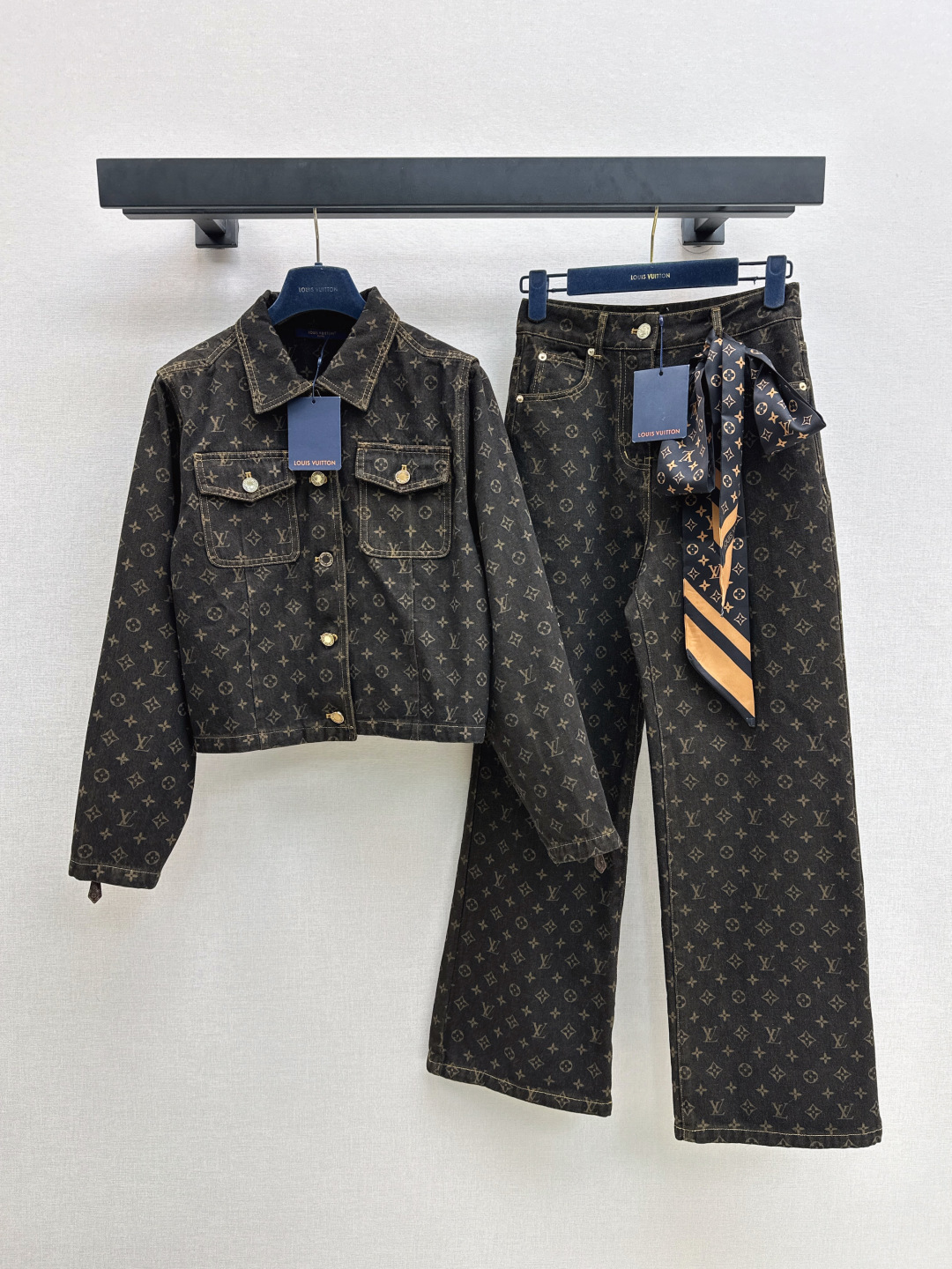 NO:499607,Recommended for the order L family 25Ss———The latest Romantique series denim suit MONOGRAM laser logo denim jacket jacket + scarf straight pants Classic fashionable and high-end original custom denim fabric Classic H-style versatile and not picky on people's upper body and make you look slim. Highly recommended casual temperament items Customized hardware accessories leather brands One-size-fitting development SML on stock, Louis vuitton, jackets & coats, jackets & coats, alexander wang19860909爆单推荐 L家 25Ss————秋冬最新款Romantique系列牛仔套装MONOGRAM激光logo牛仔夹克外套+丝巾直筒裤 经典时髦又高级 原版定制丹宁牛仔面料 经典H版型百搭不挑人上身巨显瘦 强烈推荐休闲气质单品 定制五金配件皮牌 一色分开发 现货发售sml 外,,louis vuitton,jackets & coats,jackets & coats,alexander wang,Women's clothing