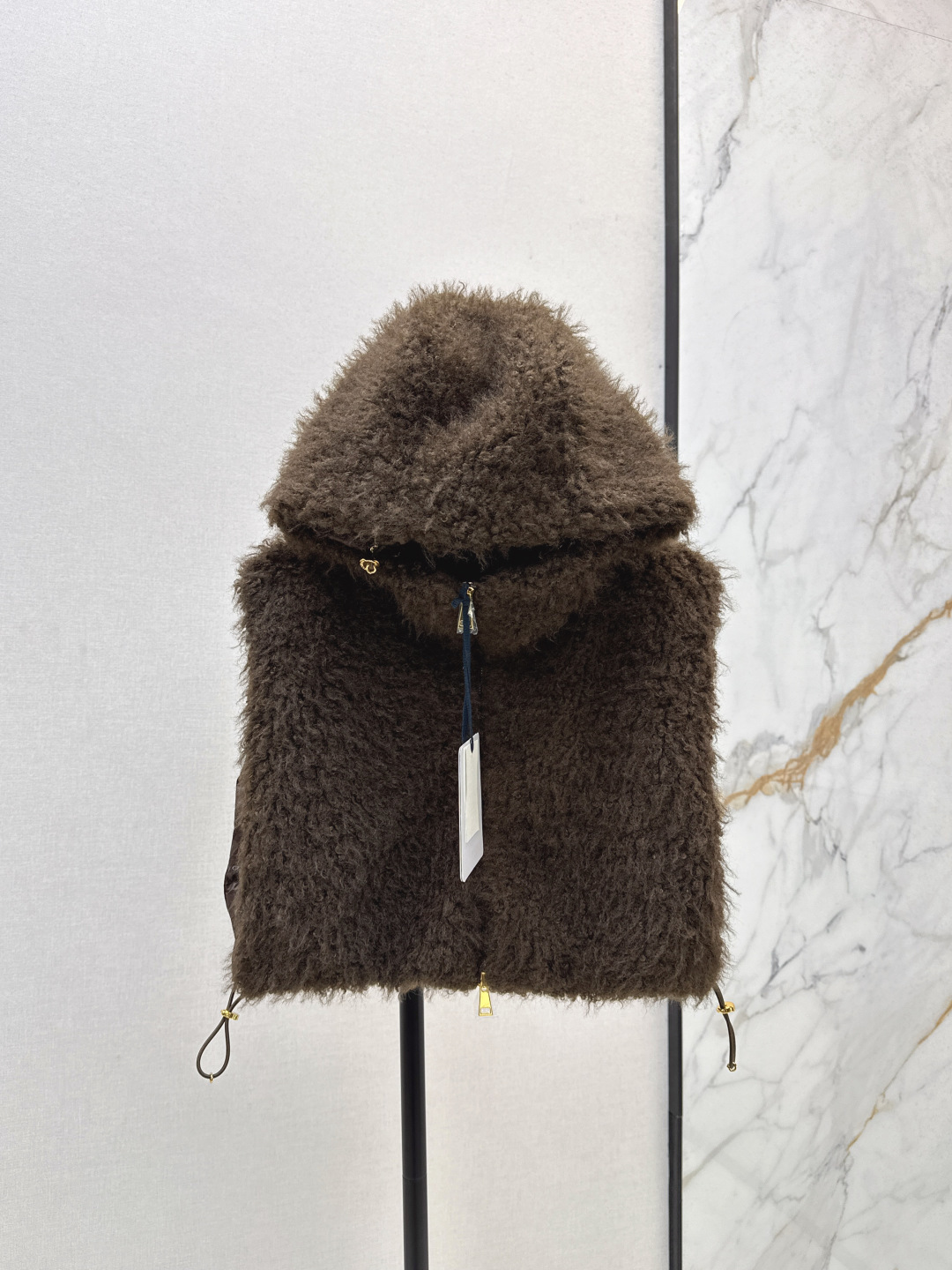 NO:499603,With dust bag Mc 25Ss———The latest fluffy hooded down short vest in autumn and winter. Customized environmentally friendly Teddy down fur fabric soft and delicate. The double-sided hem drawstring design can be adjusted. Age-reducing girl-style outfit. National standard 90 white duck down fills light and warm fabric. Retro British style versatile and handsome. Classic style interprets the warmth and warm artifact of the stacked styling of autumn and winter. One color is available in stock. 1/2/3, down jacket, hats, alexander wang19860909配防尘袋Mc 25Ss———秋冬最新款毛绒绒连帽羽绒短款小马甲 定制环保泰迪绒毛毛面料软糯细腻 双侧下摆抽绳设计可调节 减龄少女风穿搭 国标90白鸭绒填充轻盈保暖面料 复古英伦风百搭又帅气 经典版型演绎秋冬叠搭造型保暖神器 一色现货发售1/2/3,,down jacket,hats,alexander wang,Women's clothing