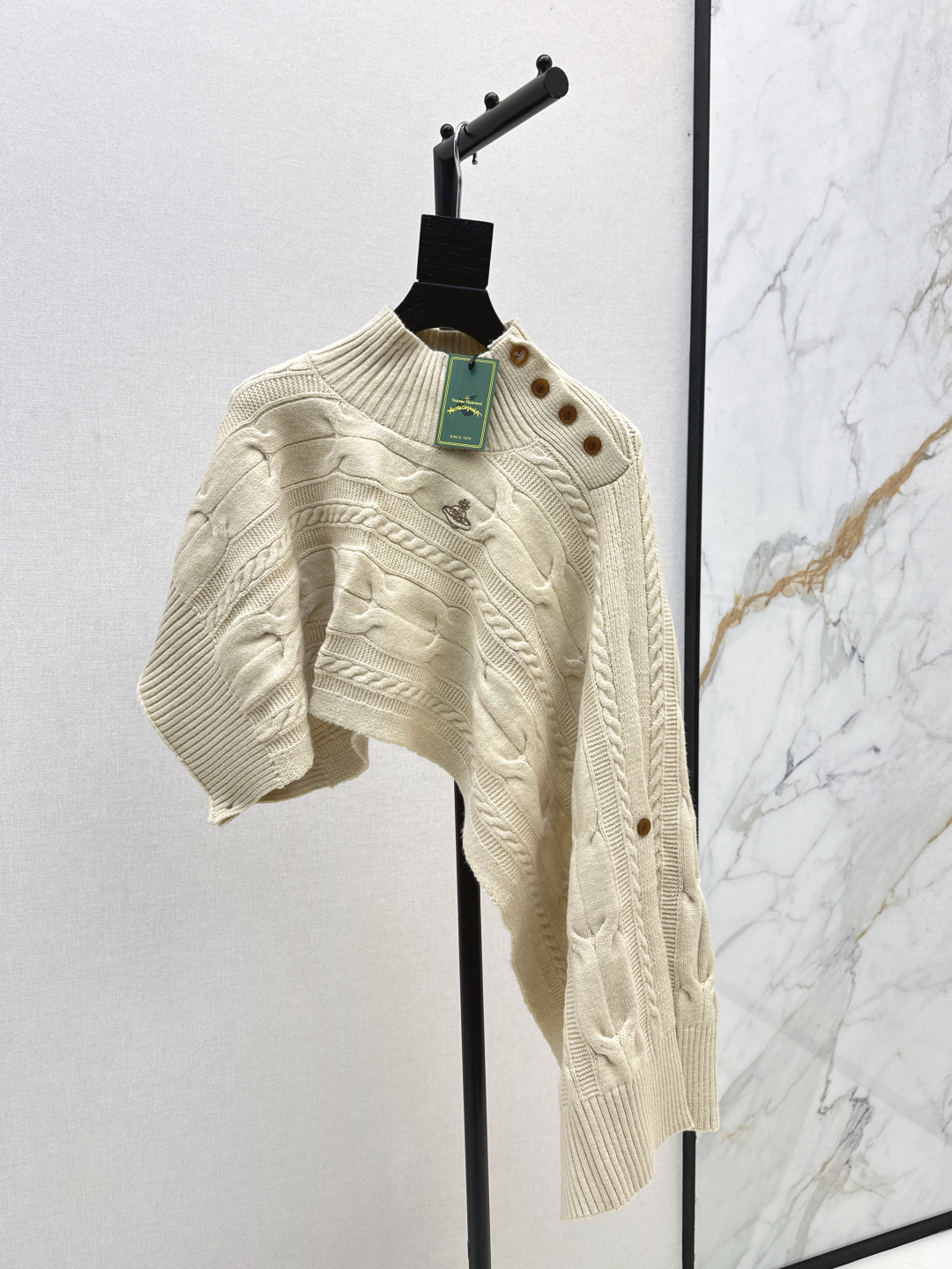 NO:499598,The Queen Mother of the Cities ~ 25Ss———The latest Saturn Vivienne autumn and winter series stand-up collar cloaks, super popular cloak shawls, this year's Queen Mother of the Cities really cheated~~ Many items are too eye-catching. The asymmetrical cloak shawls are too fashionable. Wear it the taste of a fashion expert. Two colors are on sale in stock. SML, shawls, alexander wang19860909爆单款 西太后～ 25Ss————秋冬最新款土星Vivienne秋冬系列立领斗篷 超火的斗篷披肩单品 今年的西太后真的开挂了～～ 好多单品都是太入我眼了 不对称斗篷披肩也太时髦了吧 穿上就是时尚达人的味道 两色现货发售sml,,shawls,alexander wang,Women's clothing