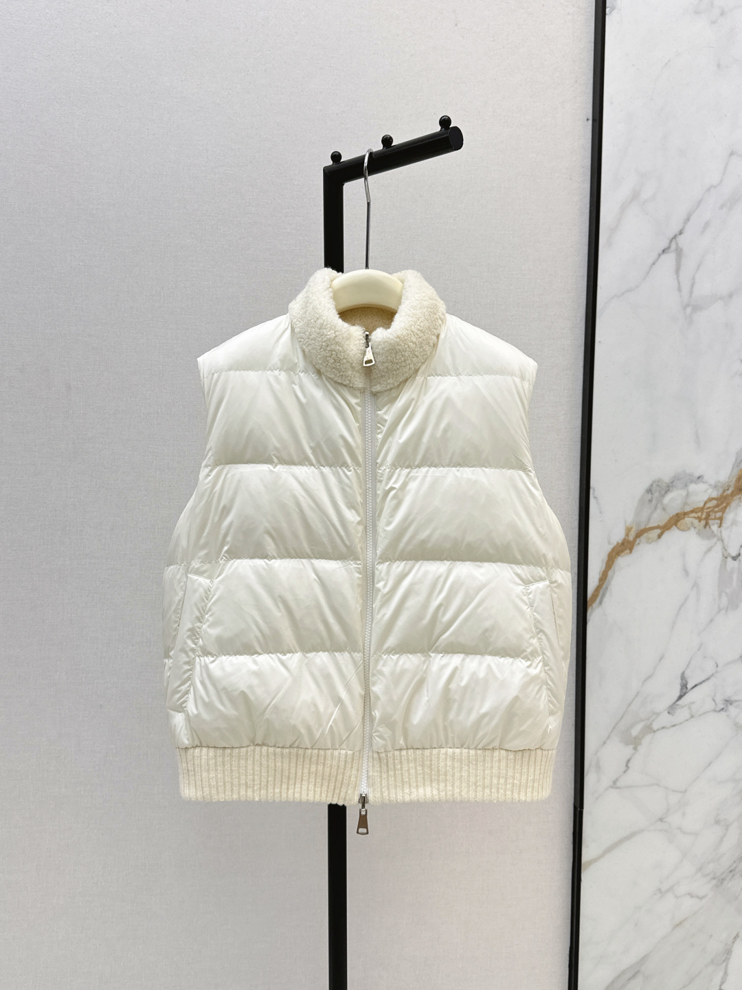 NO:499601,Dust-proof bag double-sided wearable LP 25Ss———The latest autumn and winter small stand-alone collar fluffy lamb fur double-sided down jacket vest jacket Customized environmentally friendly lamb fur fabric soft and delicate, age-reducing girl-style outfit Imported machine pressing process three-dimensional tailoring National standard 90 white duck down filling Classic version interpretation of autumn and winter stacking warm artifact versatile and handsome Light warm fabric Imported machine gap Original hardware accessories Recommended Two colors for sale in stock mlxl,,loro piano, jackets & coats, down jacket,alexander wang19860909配防尘袋双面可穿 LP 25Ss————秋冬最新款小立领毛绒绒羊羔毛双面羽绒服马甲外套 定制环保羊羔毛面料软糯细腻 减龄少女风穿搭 进口机压线工艺对条立体剪裁 国标90白鸭羽绒填充 经典版型演绎秋冬叠搭造型保暖神器 百搭又帅气 轻盈保暖面料 进口机缝隙 原版五金配件 推荐 两色现货发售mlxl,,loro piana,jackets & coats,down jacket,alexander wang,Women's clothing