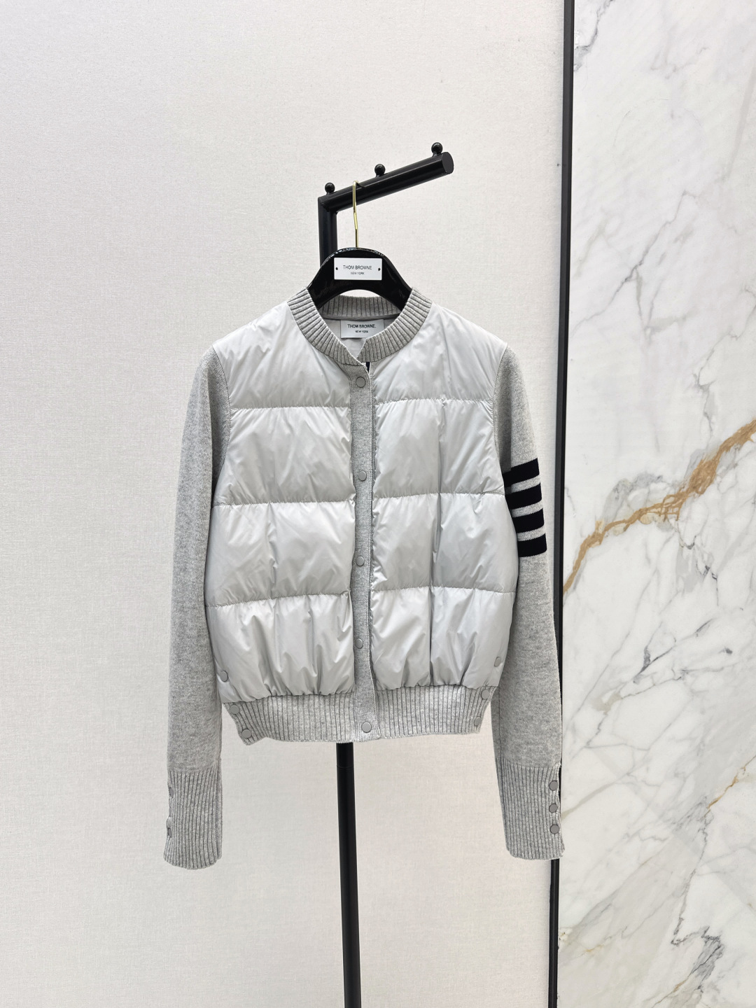 NO:499596,Recommended with dust bag explosion order TB 25Ss———The latest wool spliced ​​down lapel short down jacket in autumn and winter imported 90 velvet, light and comfortable, with heating and warmth function, cuff spliced ​​merino wool comfortable and thick feel, temperament stand collar zipper design, minimalist and luxurious H-style, unselected, super slim, casual and versatile artifact, Italian elegant, high-end and casual and atmospheric, two-color ML,, down jacket, alexander wang19860909配防尘袋爆单推荐 TB 25Ss———秋冬最新款羊毛拼接羽绒翻领短款羽绒服国标进口90绒 轻盈舒适自带发热保暖功能 袖口拼接美利奴羊毛舒适厚实的手感 气质立领拉链设计 极简奢华H版型 不挑人上身超显瘦 休闲百搭神器 意式优雅高级感随性又大气 两色ML,,down jacket,alexander wang,Women's clothing