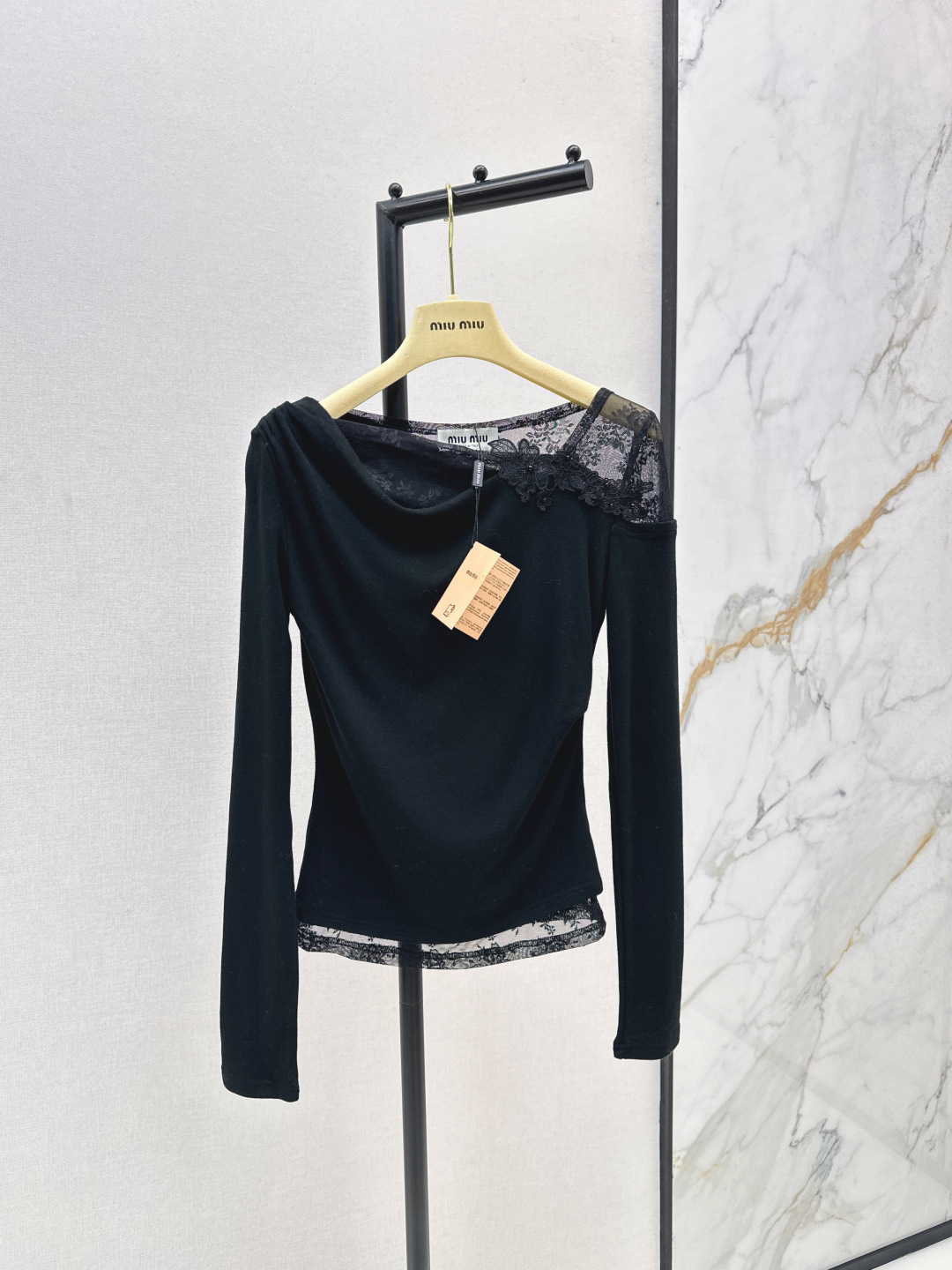 NO:499592,Miu 25Ss———The latest three-dimensional flower lace round neck base shirt in autumn and winter. The sweet and pure lace splicing design is minimalist and has highlights. High elastic fabric is soft and comfortable. The upper body is huge and slim. It is age-reducing and exquisite and elegant. The universal and versatile item is elegant and easy to wear. It is a must-have for daily wear. It is highly recommended to keep it. Two colors are available for sale in stock. Sml, miumiu, alexander wang19860909Miu 25Ss———秋冬最新款立体花朵蕾丝圆领打底衫 甜美纯欲蕾丝拼接设计极简有亮点 高弹力面料柔软舒适版型上身巨显瘦 减龄精致优雅又温柔 万能的百搭单品大气又好穿 日常穿搭必备 强烈推荐自留款 两色现货发售sml,,miumiu,alexander wang,Women's clothing