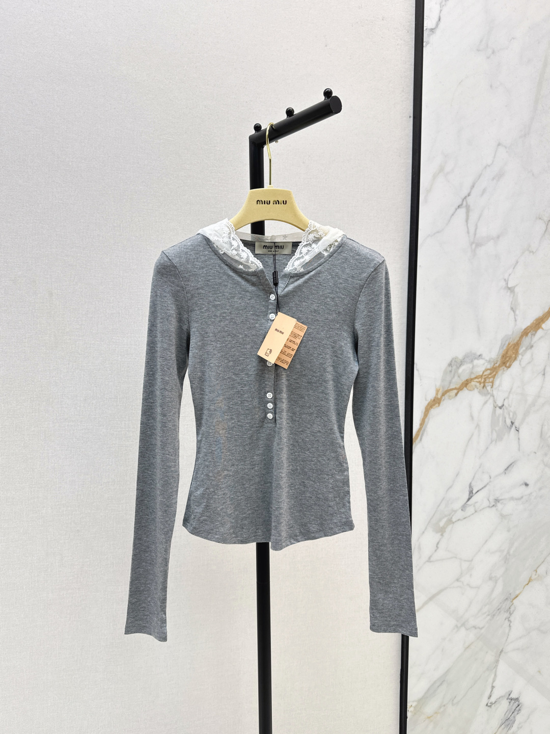 NO:499588,Miu 25Ss———The latest hooded lace splicing single-breasted base shirt in autumn and winter. The sweet and pure lace splicing design is minimalist and has highlights. High elastic fabric is soft and comfortable to fit the upper body. It is exquisite and elegant and gentle. A universal and versatile single product is atmospheric and easy to wear. It is a must-have for daily wear. It is highly recommended to keep your own style. Two colors are available for sale in stock. Miumiu, hats, alexander wang.19860909Miu 25Ss———秋冬最新款连帽蕾丝拼接单排扣打底衫 甜美纯欲蕾丝拼接设计极简有亮点 高弹力面料柔软舒适版型上身巨显瘦 减龄精致优雅又温柔 万能的百搭单品大气又好穿 日常穿搭必备 强烈推荐自留款 两色现货发售sml,,miumiu,hats,alexander wang,Women's clothing