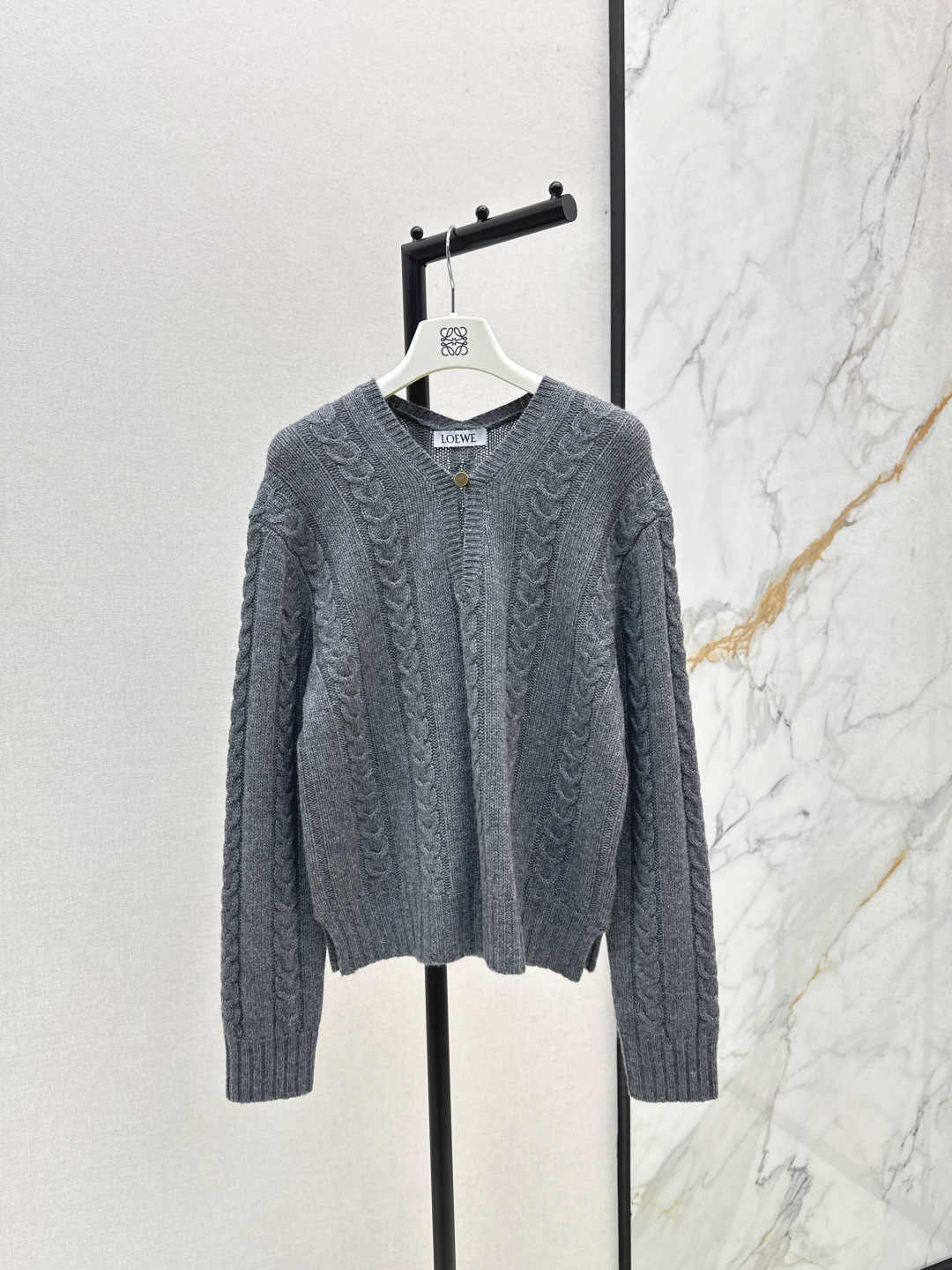 NO:499579,Exclusive first release Loe 25Ss————The latest high-spirited outfit in autumn and winter, V-neck one-button cashmere sweater imported cashmere yarn is light and soft, Swiss woven twisted, age-reducing college-style girl outfit, low-key and luxurious high-end feel, casual and elegant, classic and not picky, super slim on the upper body, two colors are on sale in stock,,loewe, sweaters, alexander wang19860909独家首发 Loe 25Ss————秋冬最新款高智感穿搭气质V领一粒扣羊绒毛衣进口羊绒纱线轻盈软糯 瑞士机织绞花工艺 减龄学院风少女穿搭 低调奢华的高级感 版型随性优雅 经典不挑人上身超显瘦,两色现货发售sml,,loewe,sweaters,alexander wang,Women's clothing