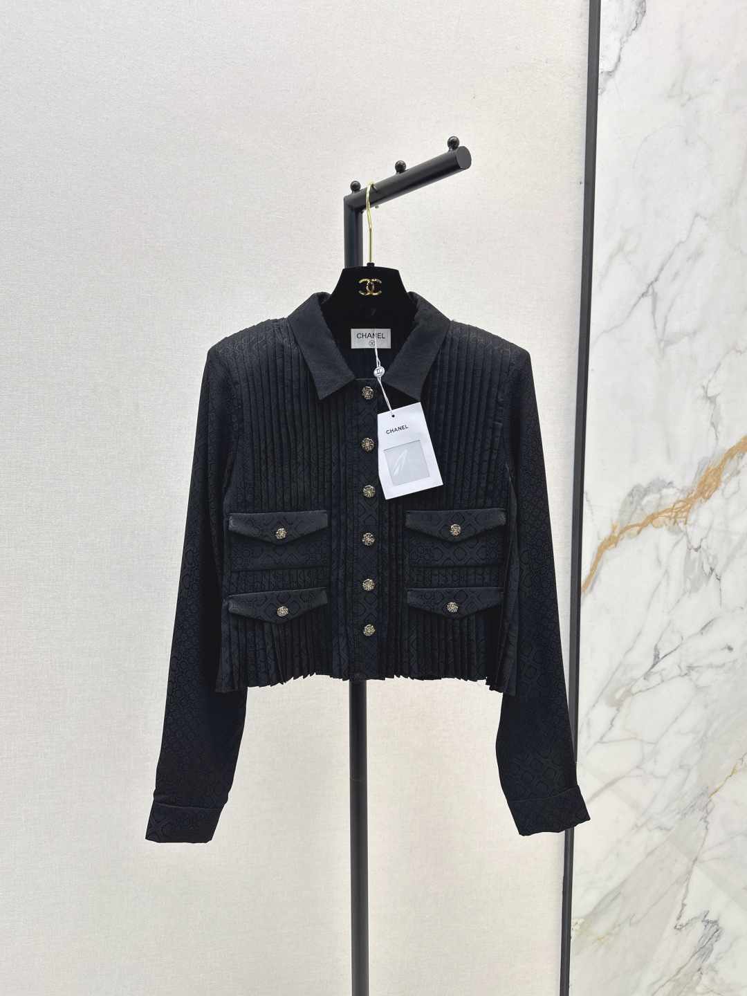 NO:499575,Exclusive first launch C home 25Ss——————The latest Coco girl’s style and style silk shirts in early autumn are the best for this season. Customized double C jacquard silk fabric, full-body pleated method. Super consumable 3D three-dimensional cut style, huge slim upper body, with aura. Sweet and cool celebrity girl style, white and rich beauty must have high-end products. The mold opening hardware buckle is perfect details. One-size spot sml, chanel, shirts, real silk, alexander wang19860909独家首发 C家 25Ss————早秋最新款Coco女孩穿搭名媛风气质真丝衬衫本季最佳必入绝绝子 定制双C提花真丝面料 全身压褶做法 超级耗料 3D立体剪裁版型上身巨显瘦 自带气场 甜酷名媛少女风白富美必备高级单品 开模五金扣完美细节 一色现货发售sml,,chanel,shirts,real silk,alexander wang,Women's clothing