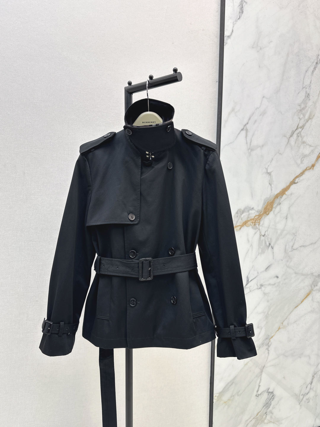 NO:499565,The windbreaker with a handsome feeling Bur 25Ss———The latest classic mid-length windbreaker jacket in autumn and winter. The high-density windbreaker fabric is a very crisp feeling~ The upper body is full of British atmosphere. The libu is a custom-made classic checkered print. The accessories are also very exquisite. It feels fashionable when paired. Two colors are available for sale in stock. SML, burberry, jackets & coats, alexander wang19860909自带帅气感的风衣 Bur 25Ss————秋冬最新经典中长款风衣外套 高密度风衣面料挺括感很好 ～上身英伦风氛围感拉满 里布是定制的经典格纹印花 配件也很精致 搭配起来时髦感Upup 两色现货发售sml,,burberry,jackets & coats,alexander wang,Women's clothing