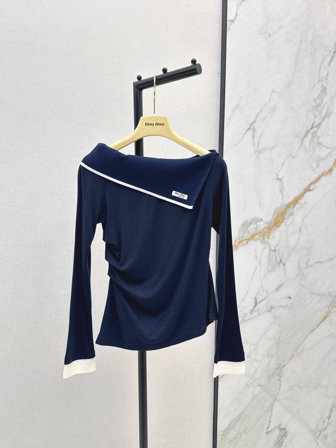 NO:500387,Miu 25Ss——————The latest style of early autumn one-length lapel top custom-made cotton-blend fabric, light and breathable texture, comfortable and soft, one-length neck reveals the shoulder and neck, makes it look thinner and feminine, contrasting letter decoration on the chest, highlighting high-end positioning and fashionable tone, regular style, creating a gentle and quiet literary atmosphere, two colors are on sale in stock,,miumiu,alexander wang19860909Miu 25Ss————早秋最新款一字翻领上衣定制棉混纺面料 质感轻薄透气 舒适柔软 一字肩领口露出肩颈更显瘦显女人味 胸前撞色字母装饰 彰显高级定位和时尚调性 常规版型 打造温柔恬静的文艺氛围感 两色现货发售sml,,miumiu,alexander wang,Women's clothing