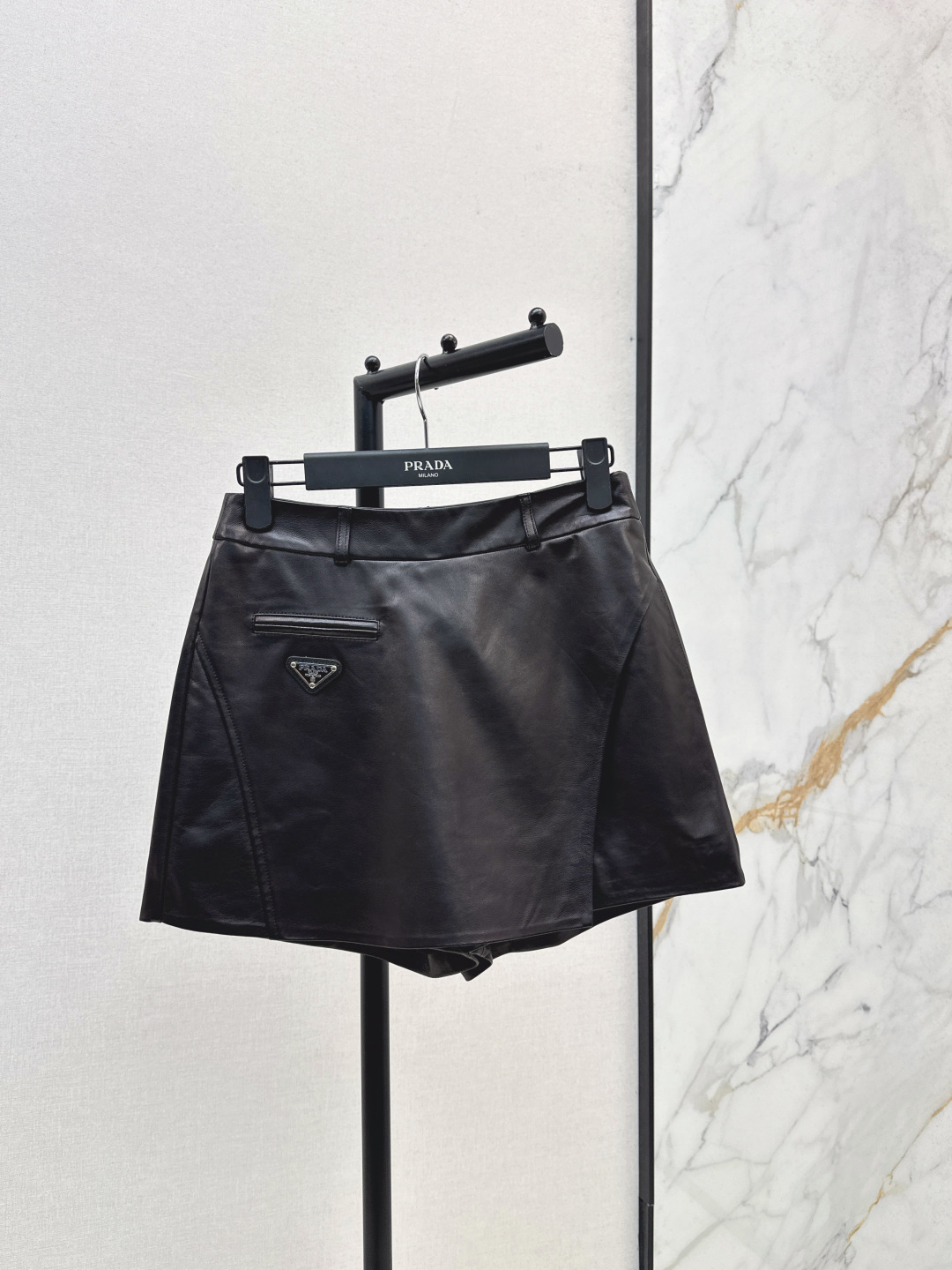 NO:500379,PD 25Ss———The latest triangle decorative lambskin leather trousers skirt in autumn and winter. This year, the leather trousers skirt that have been planted countless times has been popular. The perfect combination of the matching piece design and pants to achieve the visual sense of the upper body of the skirt while preventing exposure. It is cool and stylish and versatile. Suitable for various occasions. Two colors are available for sale in stock. Smlxl, skirts, sheepskin, alexander wang19860909PD 25Ss————秋冬最新款三角标装饰小羊皮皮裤裙今年超火爆的被无数次种草的皮裤裙 搭片式设计与裤子的完美结合 实现半裙的上身视觉感 同时又能防走光 飒爽有型更百搭 适合各种场合 两色现货发售smlxl,,skirts,sheepskin,alexander wang,Women's clothing