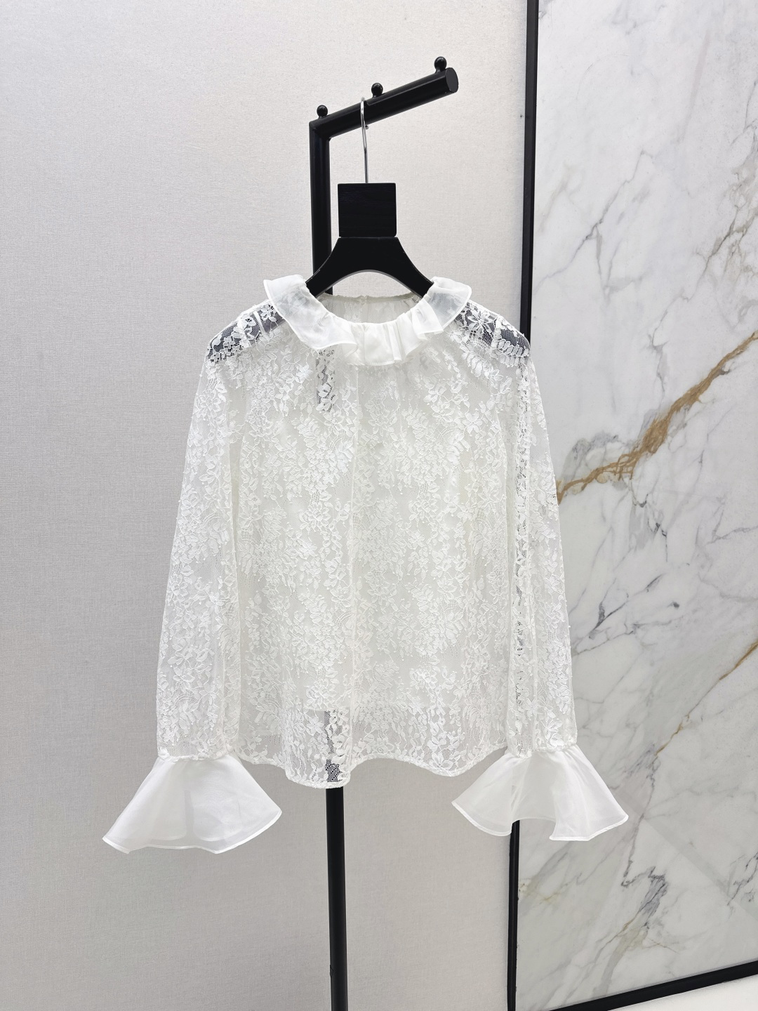 NO:500375,,255VLTN 25Ss———The latest French sweet style solid color lace two-piece top in autumn and winter. A whole elegant and retro temperament. Very gentle. The whole body lace fabric is so exquisite that it screams. It is full of feminineness. The solid color is simple and easy to wear. It is suitable for daily commuting. It is also suitable for vacation. It is highly recommended to keep the two colors on sale in stock. SML, alexander wang19860909,255VLTN 25Ss————秋冬最新款法式甜美风纯色蕾丝两件套上衣 一整个优雅和复古的气质感 非常温柔 通体蕾丝面料工艺精致到尖叫 女人味十足 纯色简洁好穿 通勤日常皆可 度假也很适合 强烈推荐自留款 两色现货发售sml,,alexander wang,Women's clothing