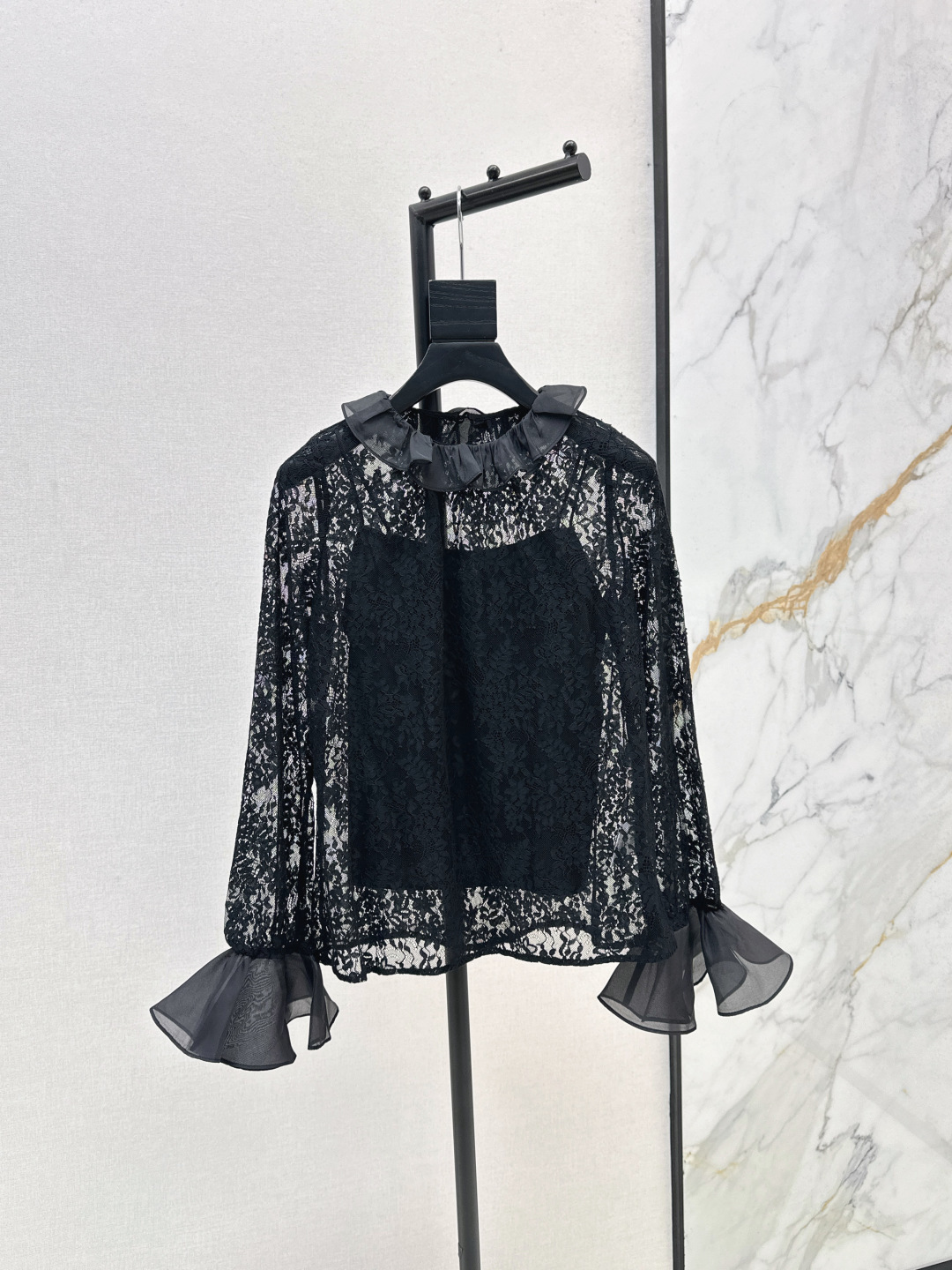 NO:500371,VLTN 25Ss———The latest French sweet style solid color lace two-piece top in autumn and winter. A whole elegant and retro temperament. Very gentle. The whole body lace fabric is so exquisite that it screams. It is full of feminineness. The solid color is simple and easy to wear. It is suitable for daily commuting. It is also suitable for vacation. It is highly recommended to keep the two colors on sale in stock. SML, alexander wang19860909VLTN 25Ss————秋冬最新款法式甜美风纯色蕾丝两件套上衣 一整个优雅和复古的气质感 非常温柔 通体蕾丝面料工艺精致到尖叫 女人味十足 纯色简洁好穿 通勤日常皆可 度假也很适合 强烈推荐自留款 两色现货发售sml,,alexander wang,Women's clothing