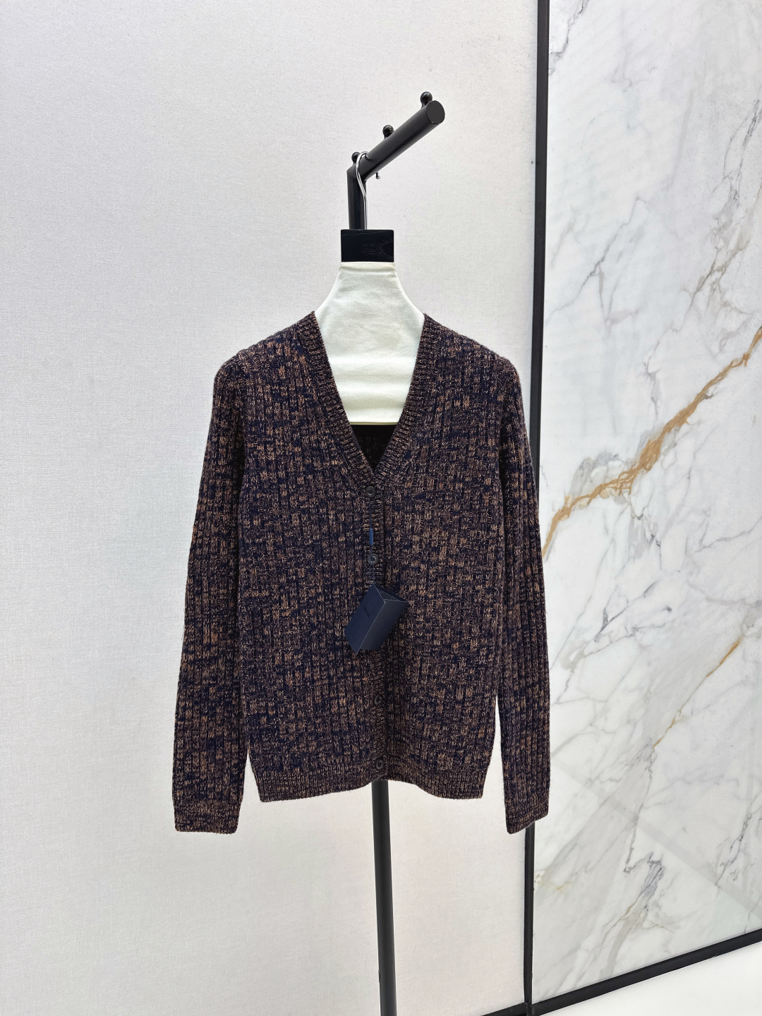 NO:501203,PD 25Ss———The latest floral V-neck cardigan in autumn and winter, fixed spinning yarn cashmere wool blend retro and delicate tone changes add vitality to this cardigan. Cashmere wool gives the silhouette structure and layered rib knitted adds rich details. It is decorated with a triangle logo with three-dimensional and firm but soft. The upper body looks slim and high-end. Whether it is commuting or going out on the street every day, it can show a unique fashion taste. SML is available in stock, alexander wang19860909PD 25Ss————秋冬最新款花纱V领开衫定纺纱线羊绒羊毛混纺复古细腻的色调变化为这款开衫增添活力 羊绒羊毛赋予廓形结构和层次感罗纹针织增添丰富细节 并以三角形徽标装饰版型立体挺括不失柔软 上身显瘦高级 不管是通勤还是日常出街 都能展现出独特的时尚品味 一色现货发售sml,,alexander wang,Women's clothing