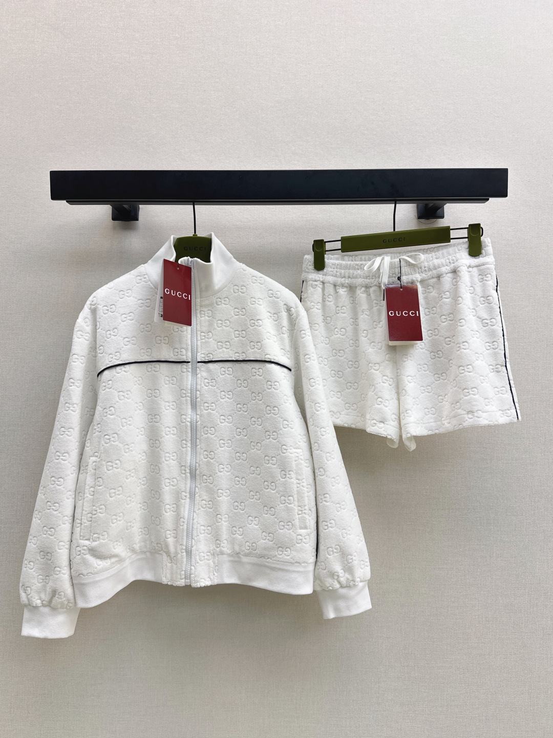 NO:501197,Jackets, shorts, Gu 25Ss—————The latest classic gg casual suit, stand-up collar jacket, baseball uniform jacket + elastic waist shorts, Ke A style, everyday commuting, everything is OK, no picky for occasions, unique design, richer layering, full of small details, too much to add points, one color to develop, spot sale sml, shorts, jackets & coats, jackets & coats, alexander wang19860909外套 短裤Gu 25Ss————早秋最新款经典gg休闲套装立领夹克棒球服外套+松紧腰短裤 可A可飒的风格 日常通勤穿什么的都是很OK 不挑场合的 设计独特 层次感更加丰富 满满小细节太加分 一色分开发 现货发售sml,,shorts,jackets & coats,jackets & coats,alexander wang,Women's clothing