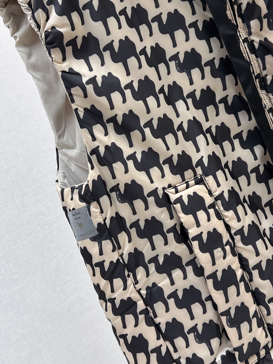 Max Mara Camel-Print Hooded Vest with Bag | Reversible, Windproof, Water-Resistant 8 cmp i1757833476965 1196 0 6