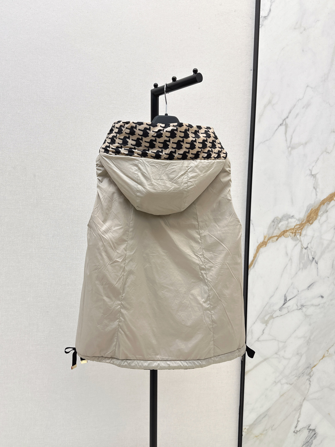Max Mara Camel-Print Hooded Vest with Bag | Reversible, Windproof, Water-Resistant 5 cmp i1757833476965 370 0 3