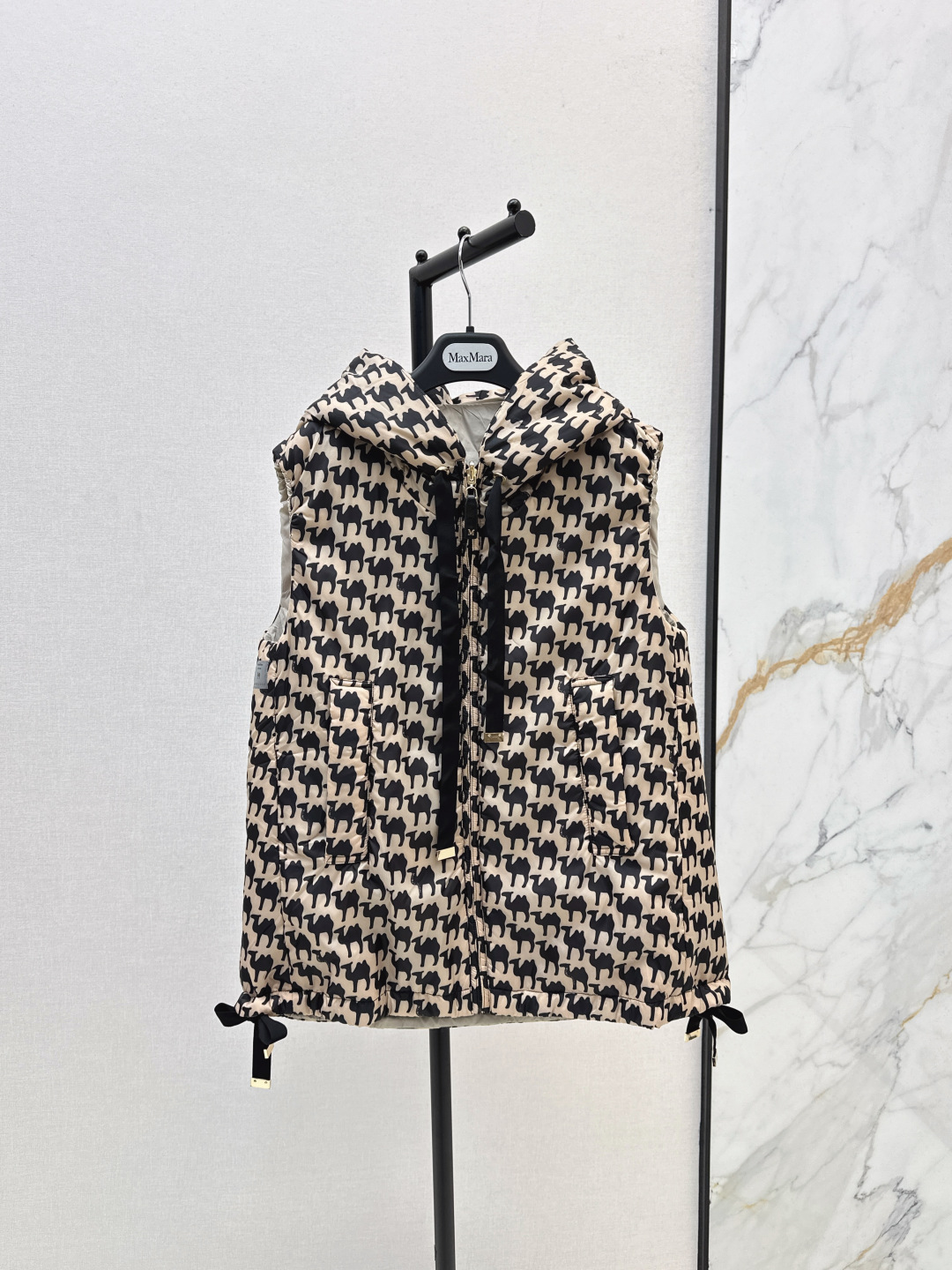 Max Mara Camel-Print Hooded Vest with Bag | Reversible, Windproof, Water-Resistant 6 cmp i1757833476965 5079 0 4