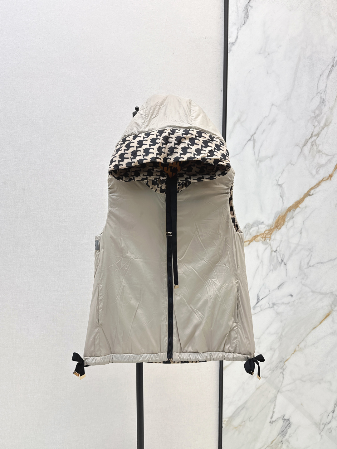 Max Mara Camel-Print Hooded Vest with Bag | Reversible, Windproof, Water-Resistant 4 cmp i1757833476965 7243 0 2