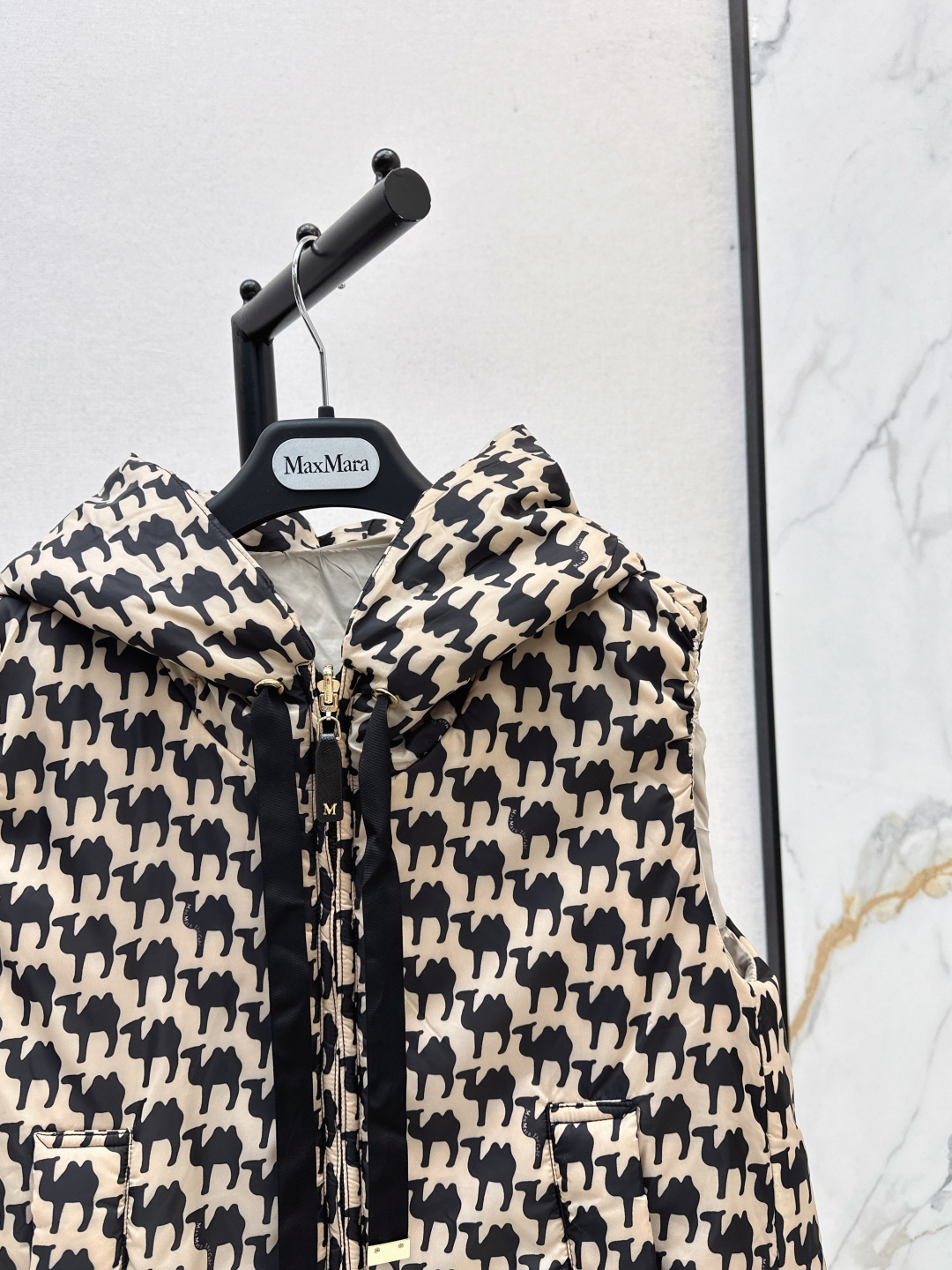 Max Mara Camel-Print Hooded Vest with Bag | Reversible, Windproof, Water-Resistant 7 cmp i1757833476965 9736 0 5