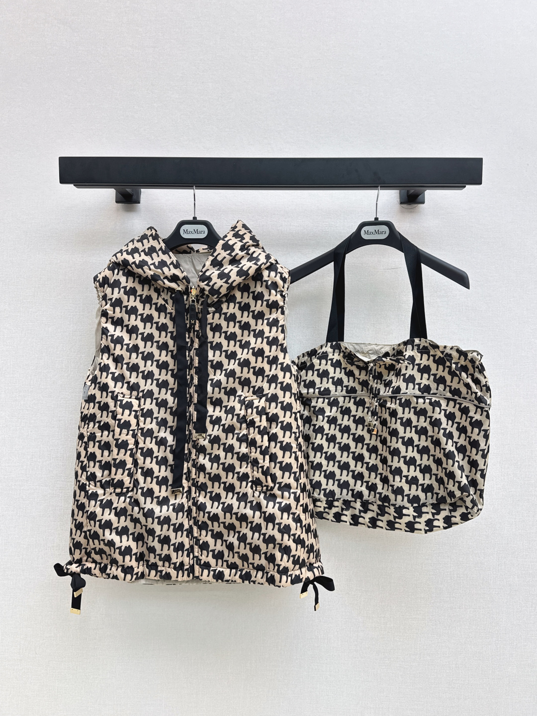 Max Mara Camel-Print Hooded Vest with Bag | Reversible, Windproof, Water-Resistant 2 cmp i1757833482178 2532 0 0