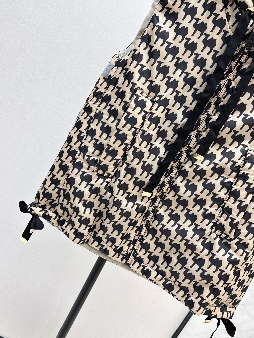 Max Mara Camel-Print Hooded Vest with Bag | Reversible, Windproof, Water-Resistant 9 cmp i1757833482179 9960 0 7