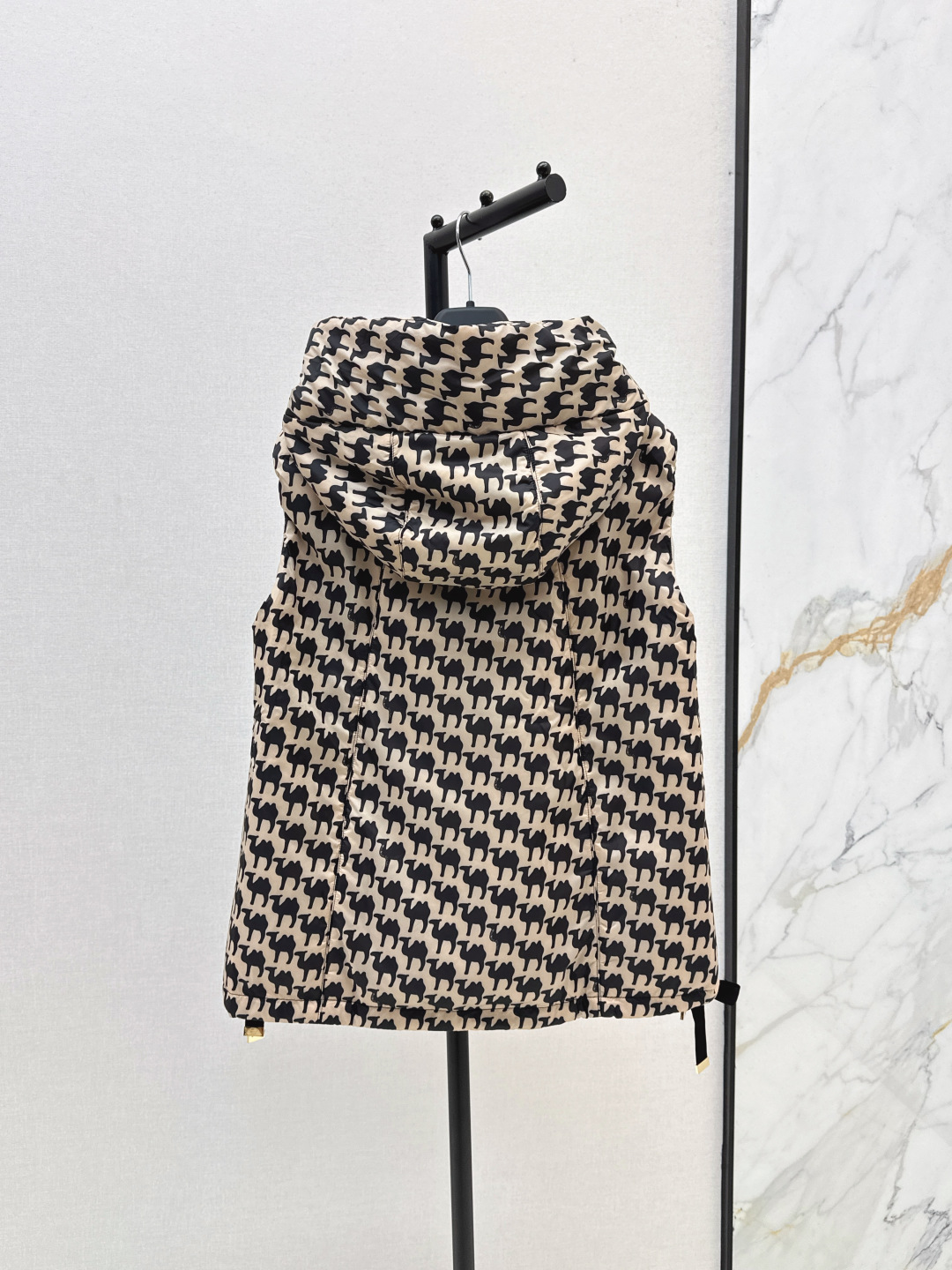 Max Mara Camel-Print Hooded Vest with Bag | Reversible, Windproof, Water-Resistant 10 cmp i1757833482180 786 0 8