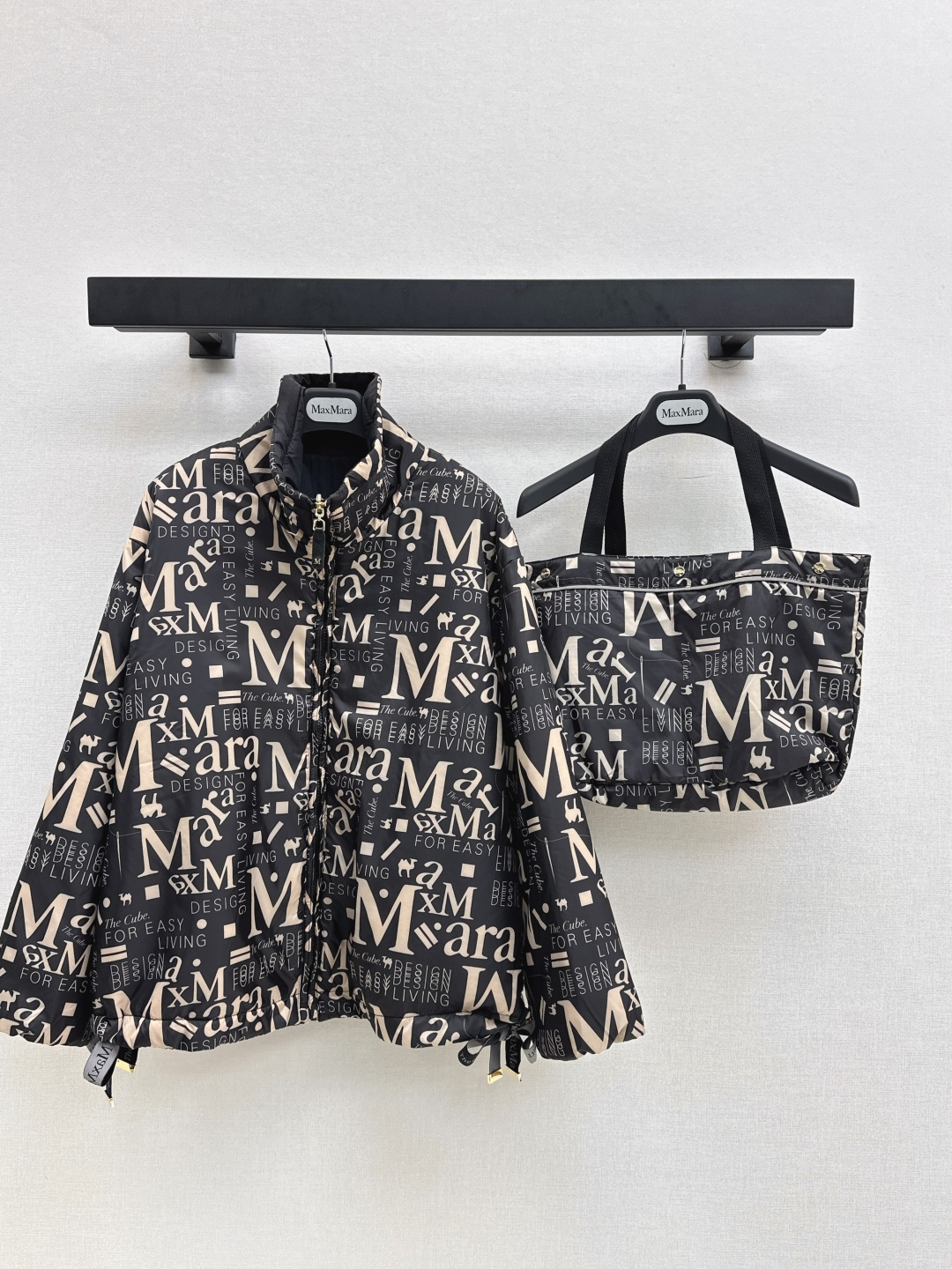 NO:518178,Double-sided wearable Max 25Ss———The latest loose drawstring hooded camel velvet jacket with high performance windproof and waterproof down fabric with light and flowing texture and delicate touch. The inner layer is made of camel velvet blended filling material, integrating lightness, softness and extraordinary warmth. The style is loose straight cut. It is matched with the side slit and snap button design to give comfort and agility. The sleeves are slender and neat. The sides are decorated with practical patch pockets. The front closure is equipped with smooth zippers. The hood drawstring is adjustable. Details are ingenious. Delivery bags. SML is available in stock,, jackets & coats, down jacket,hats,alexander wang.19860909双面可穿 Max 25Ss————秋冬最新款宽松版抽绳连帽骆驼绒外套高性能防风防水羽绒面料 质地轻盈飘逸 触感细腻如丝 内里采用骆驼绒混纺填充材质 集轻薄 柔软与非凡保暖性于一体 版型采用宽松直筒剪裁 配合侧边开叉与按扣设计赋予穿着舒适度与灵动层次 衣袖修长利落 两侧点缀实用贴袋 前襟配以顺滑拉链 兜帽抽绳可调节 细节处处彰显匠心 配送包包 一色现货发售sml,,jackets & coats,down jacket,hats,alexander wang,Women's clothing