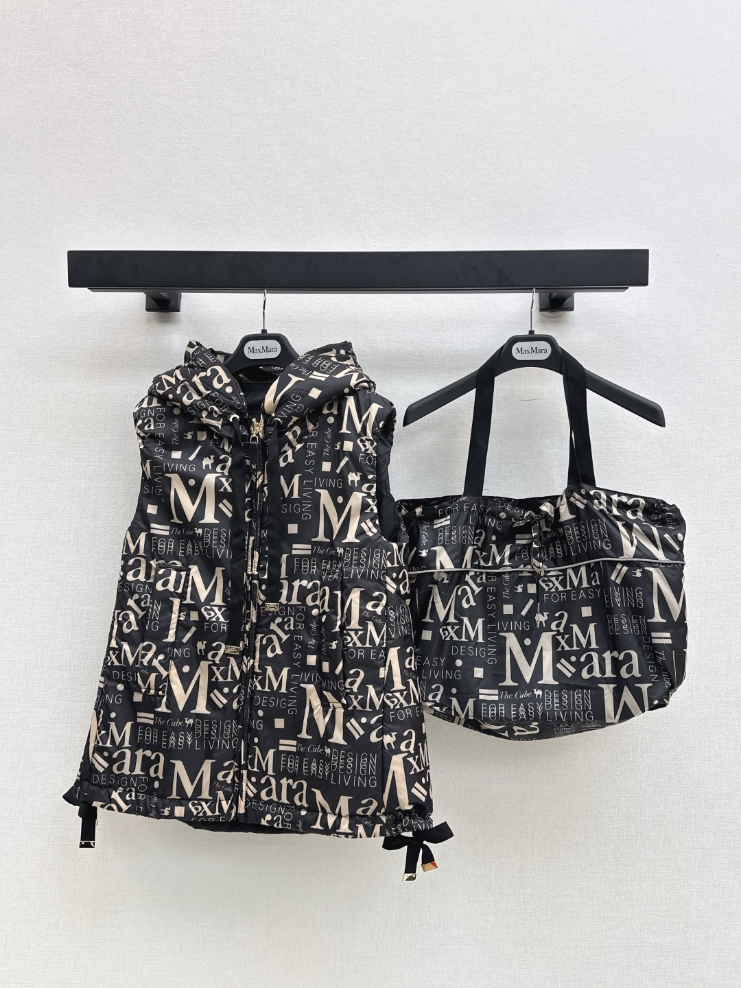 NO:501216,Double-sided wearable Max 25Ss———The latest loose drawstring hooded camel vest jacket with high performance windproof and waterproof down fabric with light and flowing texture and delicate touch. The inner layer is made of camel velvet blended filling material, integrating lightness, softness and extraordinary warmth. The style is loose straight cut. It is matched with side slits and snap buttons to give comfort and agility. The sleeves are slender and neat. The sides are decorated with practical patch pockets. The front is equipped with smooth zippers. The hood drawstring is adjustable. Details are ingenious. Delivery bags. SML is available in stock,,jackets & coats,down jacket,hats,alexander wang.19860909双面可穿 Max 25Ss————秋冬最新款宽松版抽绳连帽骆驼绒马甲外套高性能防风防水羽绒面料 质地轻盈飘逸 触感细腻如丝 内里采用骆驼绒混纺填充材质 集轻薄 柔软与非凡保暖性于一体 版型采用宽松直筒剪裁 配合侧边开叉与按扣设计赋予穿着舒适度与灵动层次 衣袖修长利落 两侧点缀实用贴袋 前襟配以顺滑拉链 兜帽抽绳可调节 细节处处彰显匠心 配送包包 一色现货发售sml,,jackets & coats,down jacket,hats,alexander wang,Women's clothing