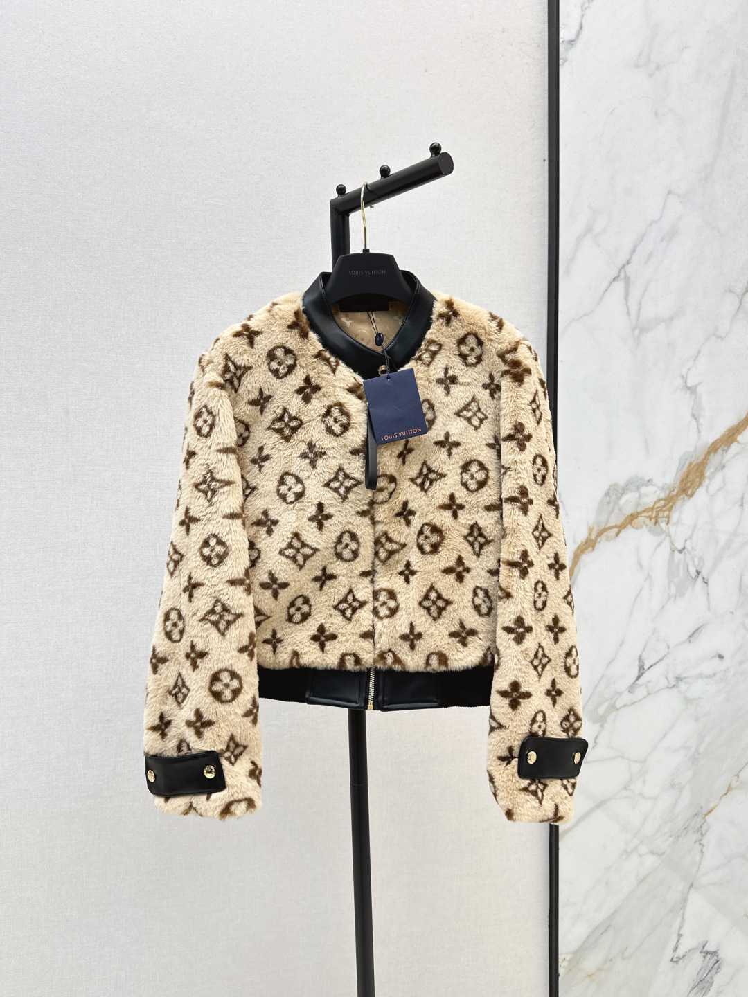 NO:501214,L Home 25Ss————The latest presbyterian logo plush jacket in autumn and winter. Environmentally friendly lamb wool inner cotton. Fashionable essence must be included. The function of the outfit is particularly powerful. It can create a high-slim upper body effect at will. American high street handsome and casual temperament. SML is available in stock,,louis vuitton, jackets & coats,alexander wang19860909L家 25Ss————秋冬最新款老花logo毛绒外套 环保羊羔毛内里夹棉 时髦精必入 穿搭的功能特别强大 随意打造显高显瘦的上身效果 美式高街帅气随性气质 一色现货发售sml,,louis vuitton,jackets & coats,alexander wang,Women's clothing