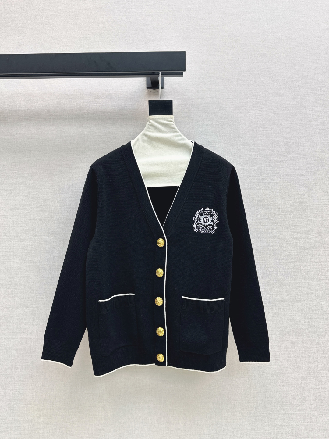 Cardigan en Laine V-Neck Balmain 25SS Automne, Bordure Contrastée et Emblème